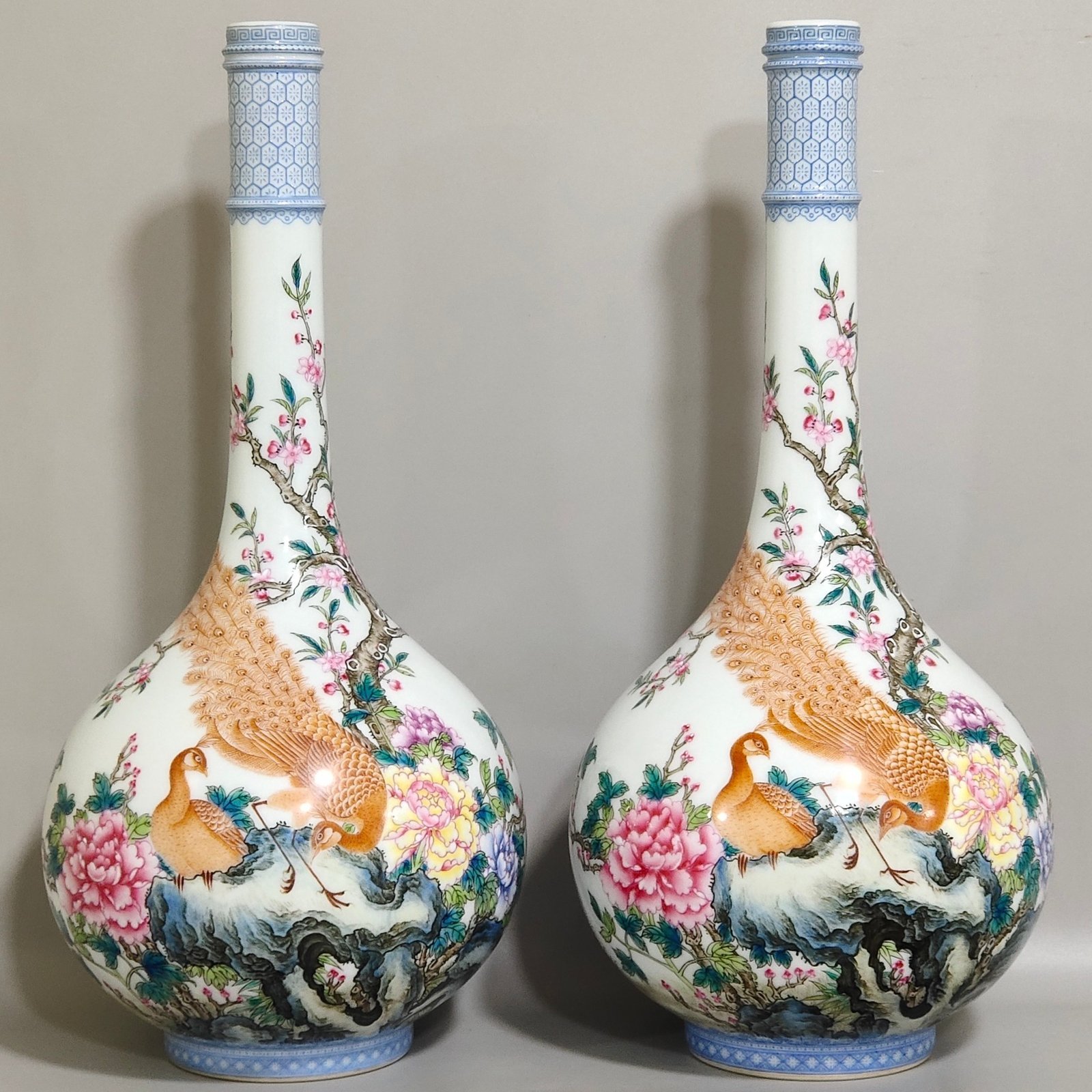 Qing Dynasty Yongzheng green edged peony and peacock poem long necked vase