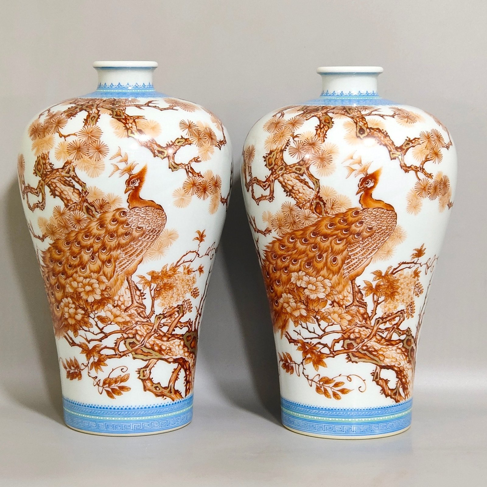 Qing Dynasty Yongzheng plum vase with emerald edges and gold peacocks in full bloom