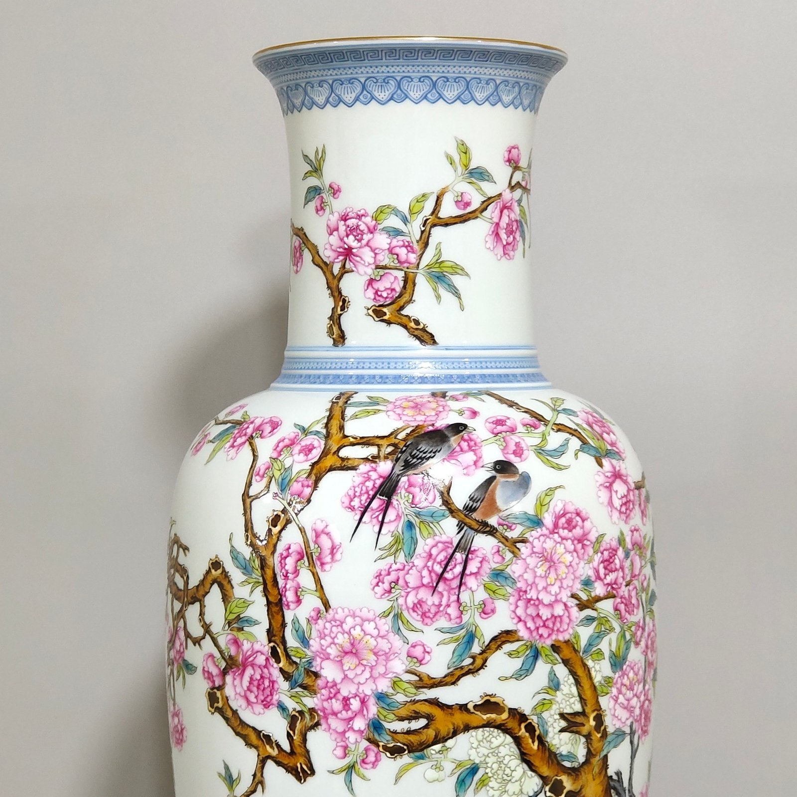 Qing Dynasty Yongzheng green edged flower and bird Guanyin vase
