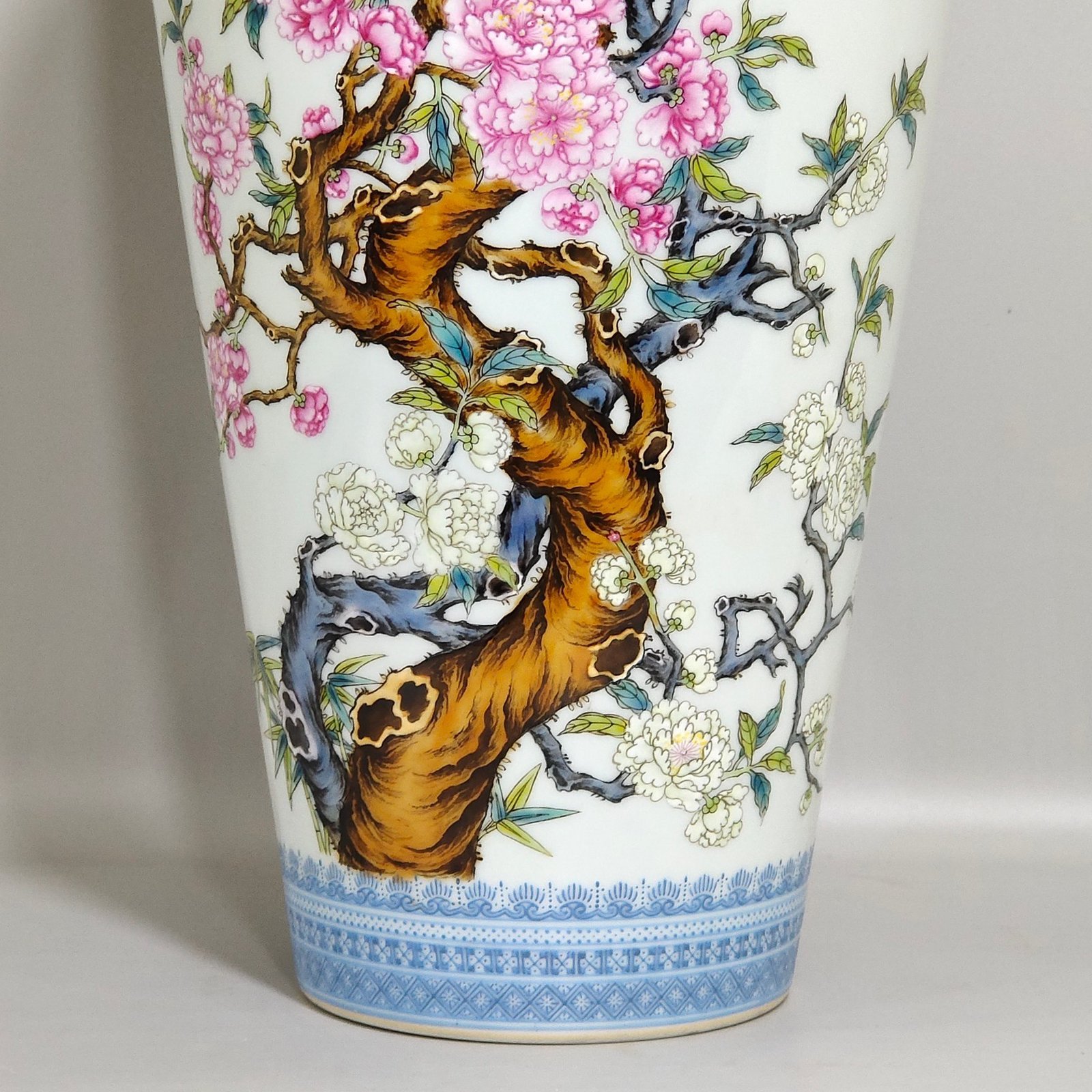 Qing Dynasty Yongzheng green edged flower and bird Guanyin vase