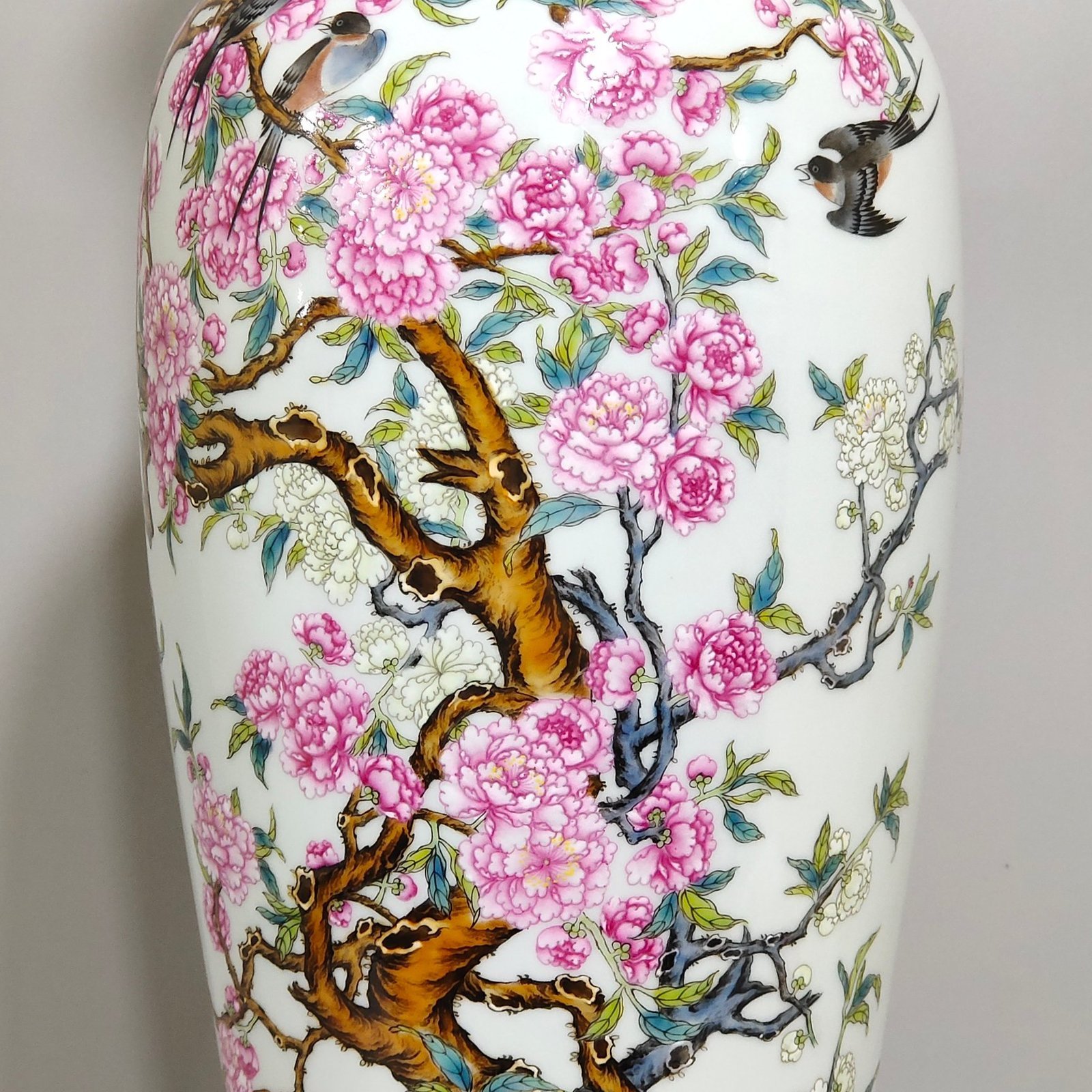 Qing Dynasty Yongzheng green edged flower and bird Guanyin vase