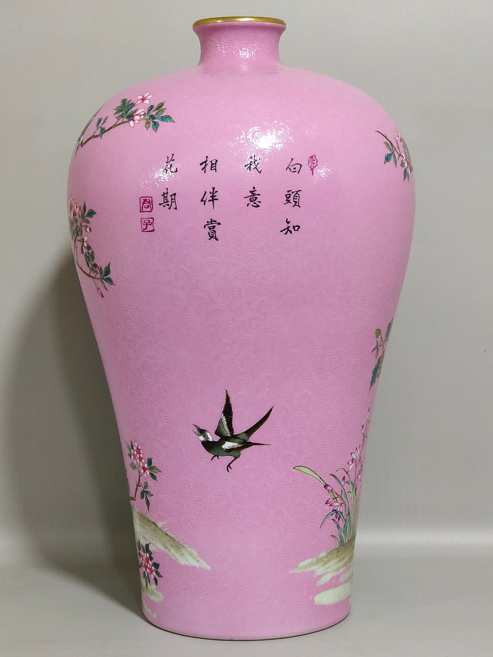 Qing Dynasty Yongzheng rouge powder decorated flower and bird plum vase