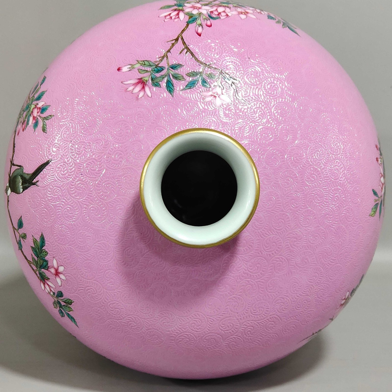 Qing Dynasty Yongzheng rouge powder decorated flower and bird plum vase
