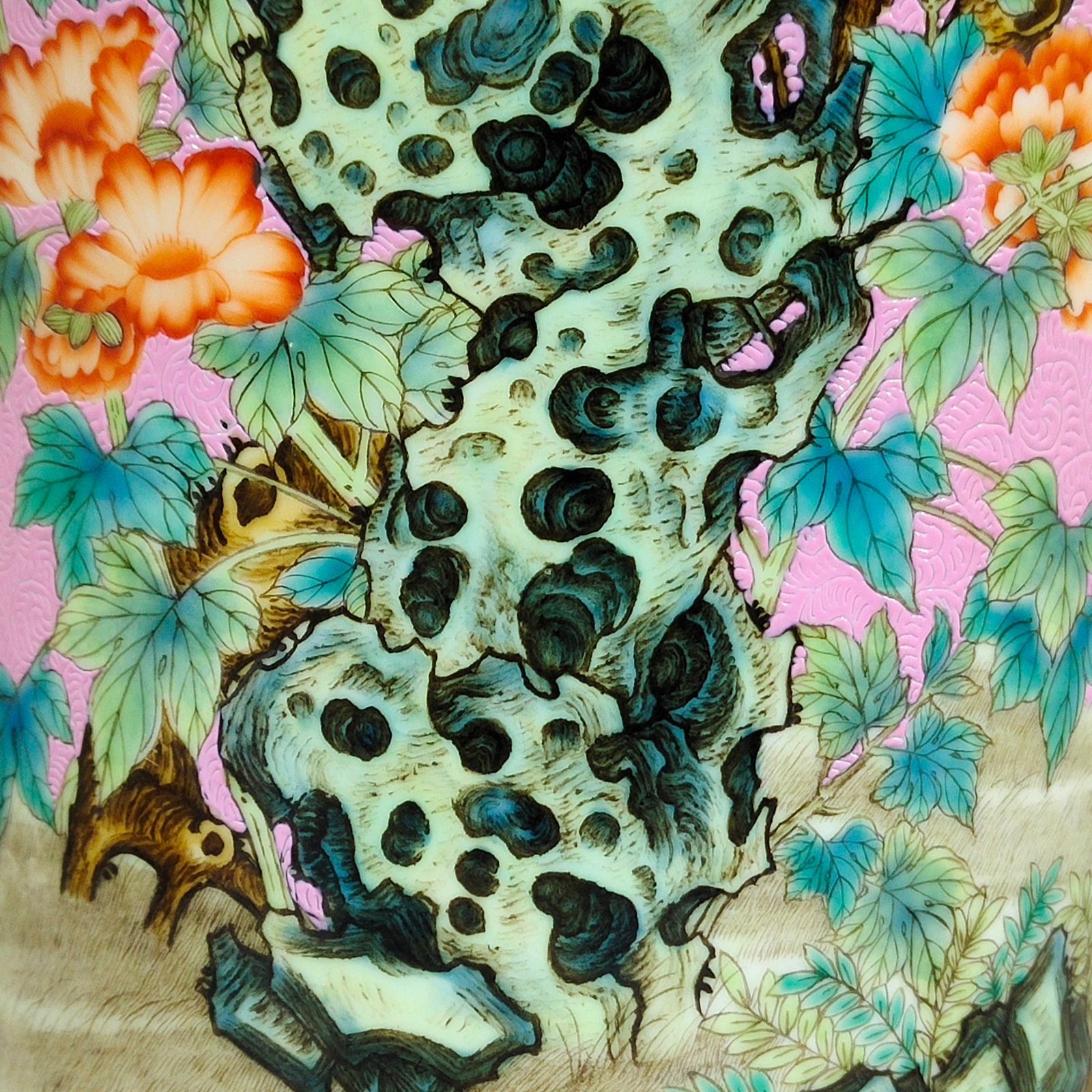Qing Dynasty Yongzheng rouge powder decorated flower and bird plum vase