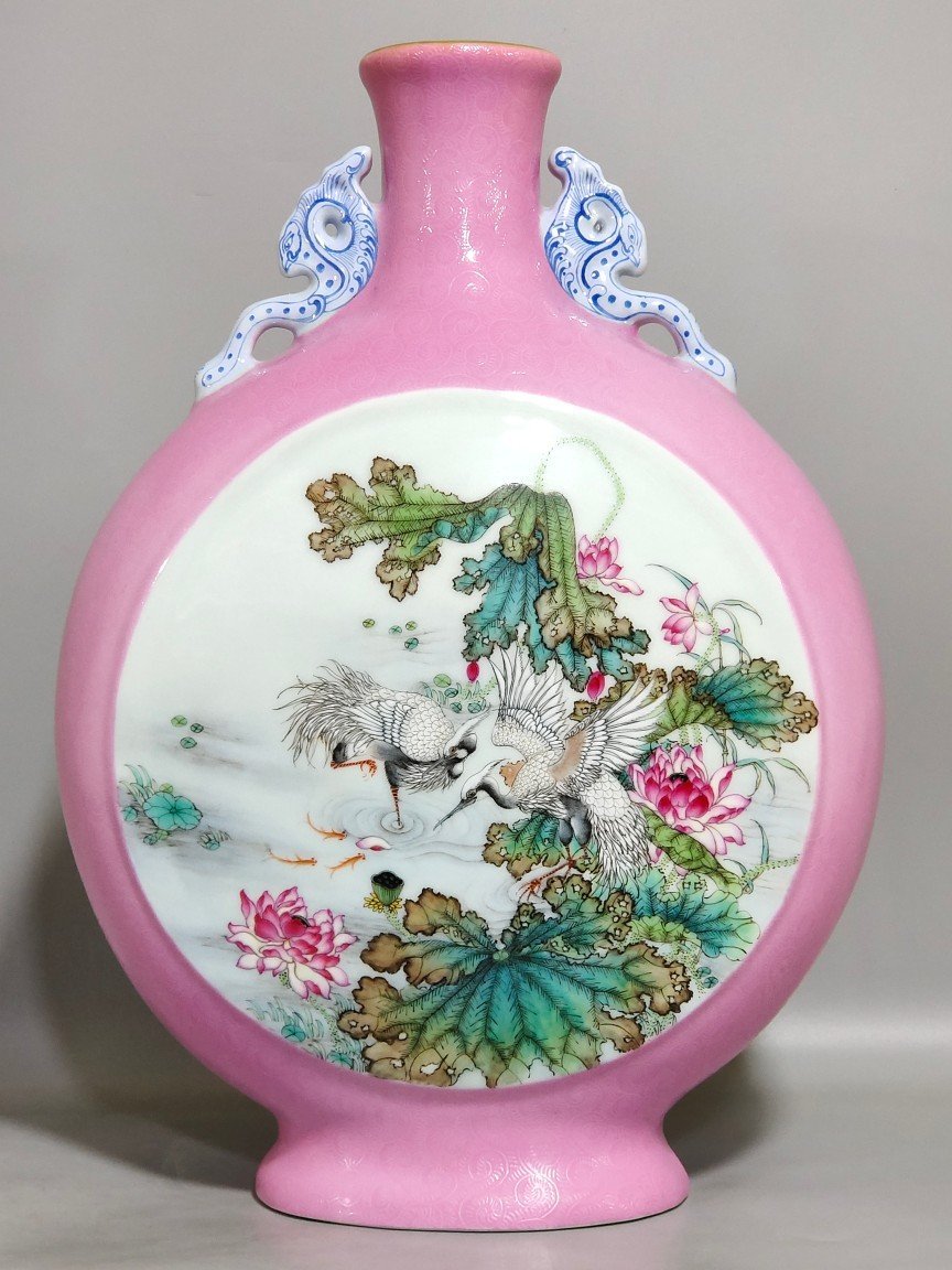 Qing Dynasty Yongzheng rouge pink flower opening window moon holding vase