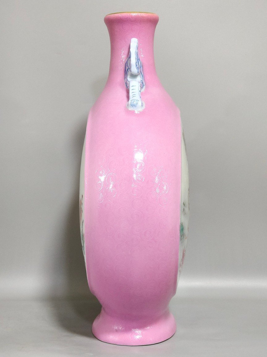 Qing Dynasty Yongzheng rouge pink flower opening window moon holding vase