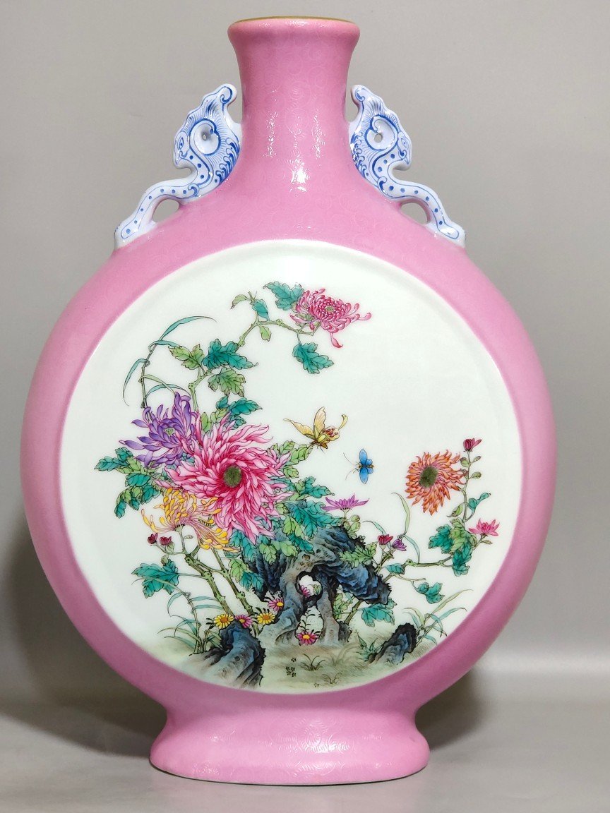 Qing Dynasty Yongzheng rouge pink flower opening window moon holding vase