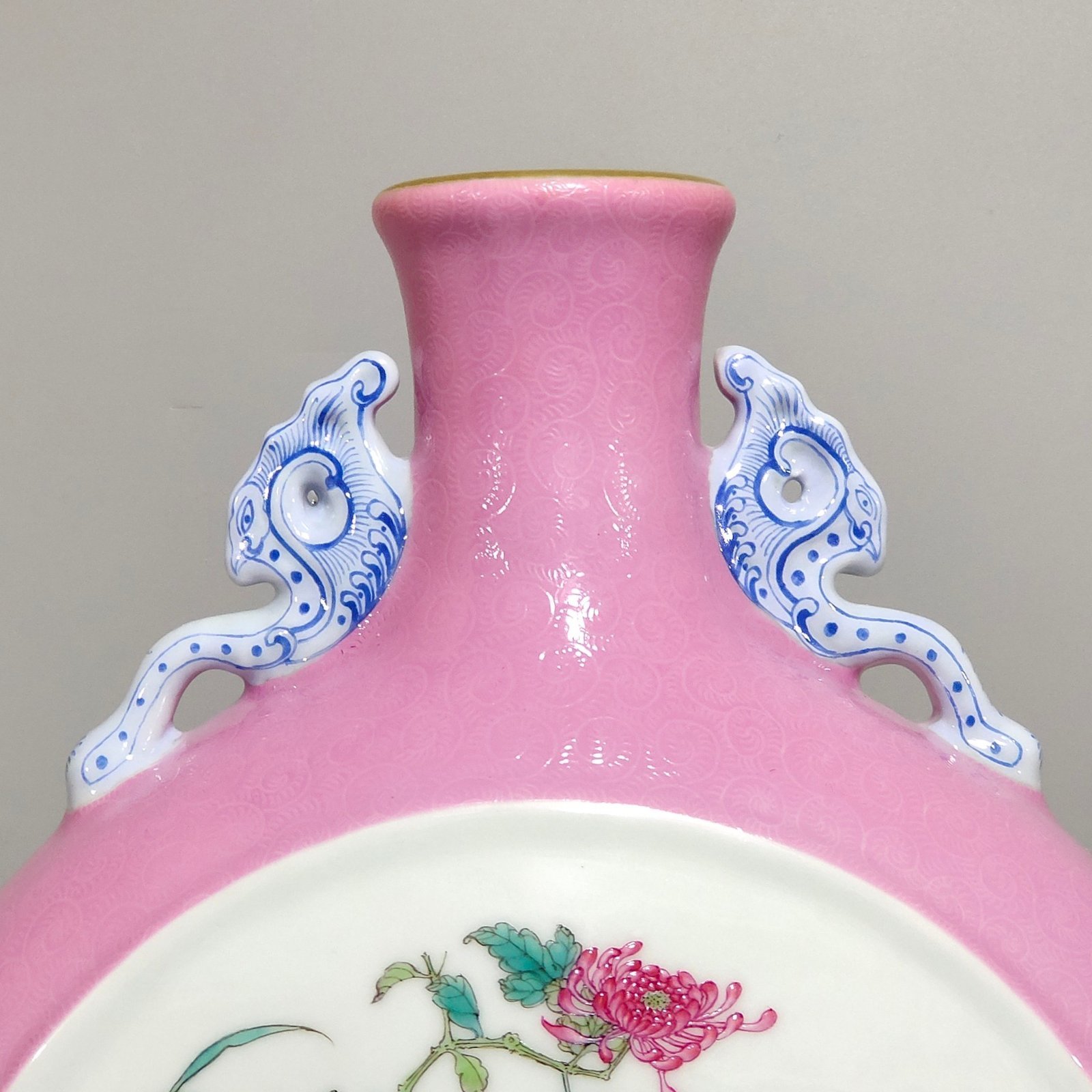 Qing Dynasty Yongzheng rouge pink flower opening window moon holding vase
