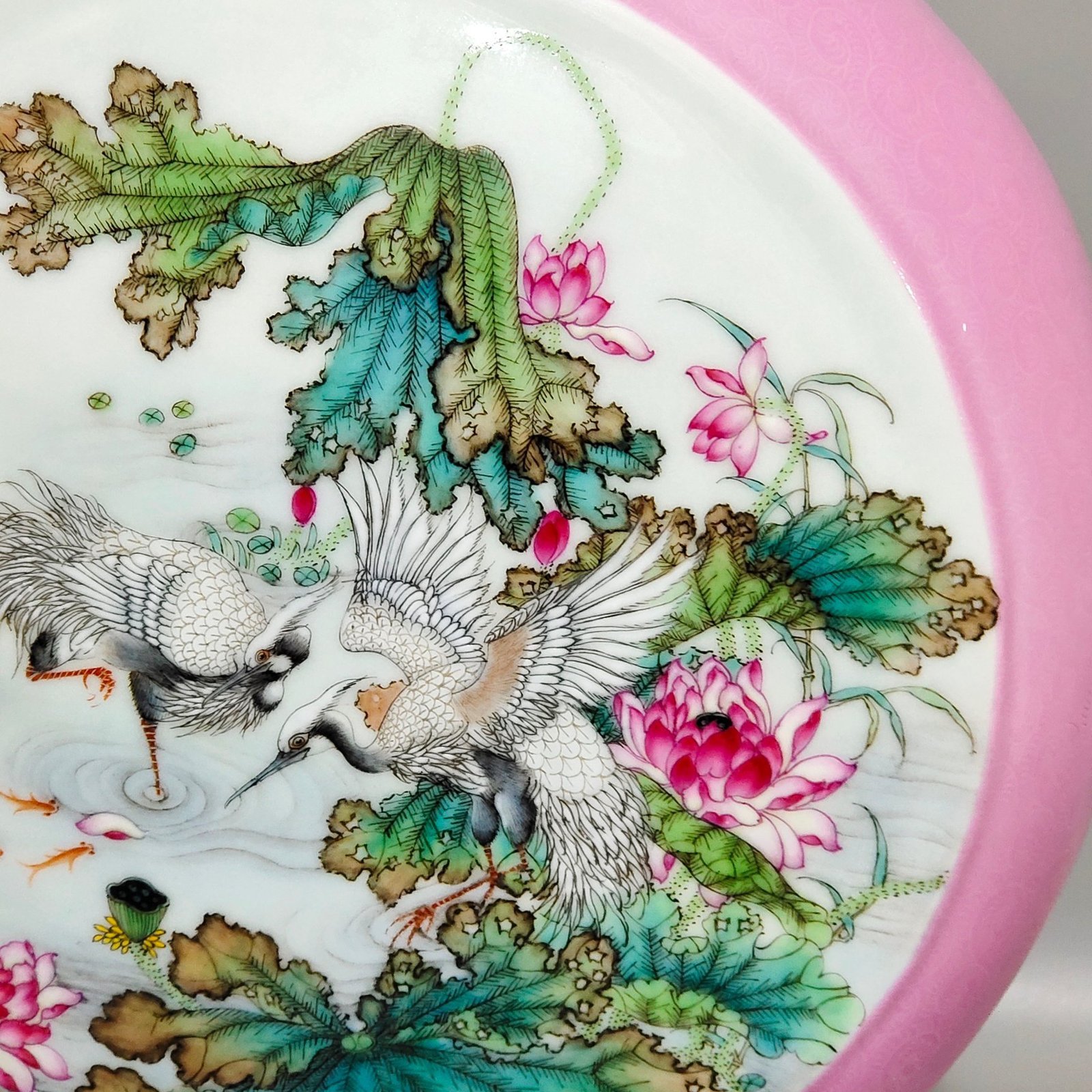 Qing Dynasty Yongzheng rouge pink flower opening window moon holding vase