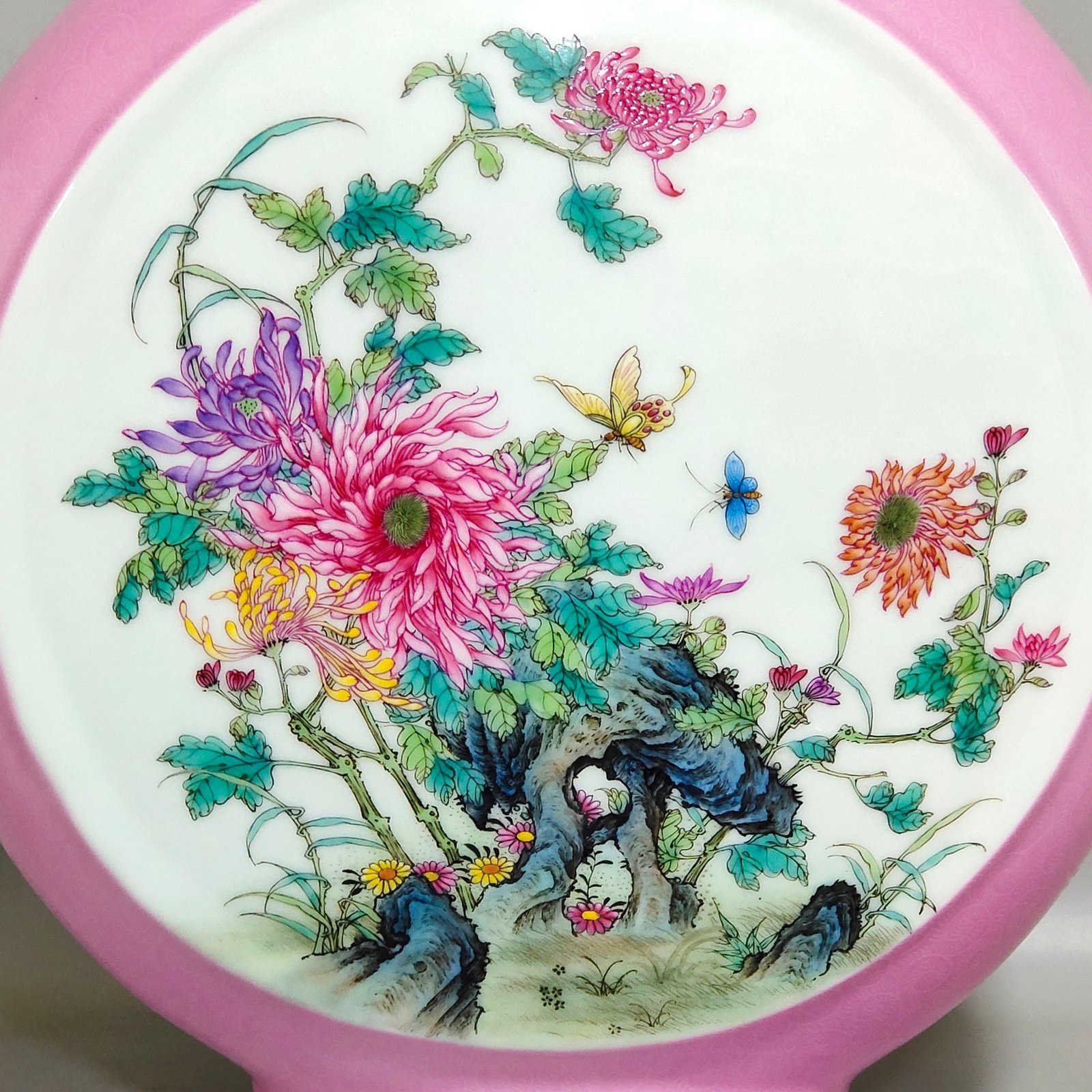 Qing Dynasty Yongzheng rouge pink flower opening window moon holding vase