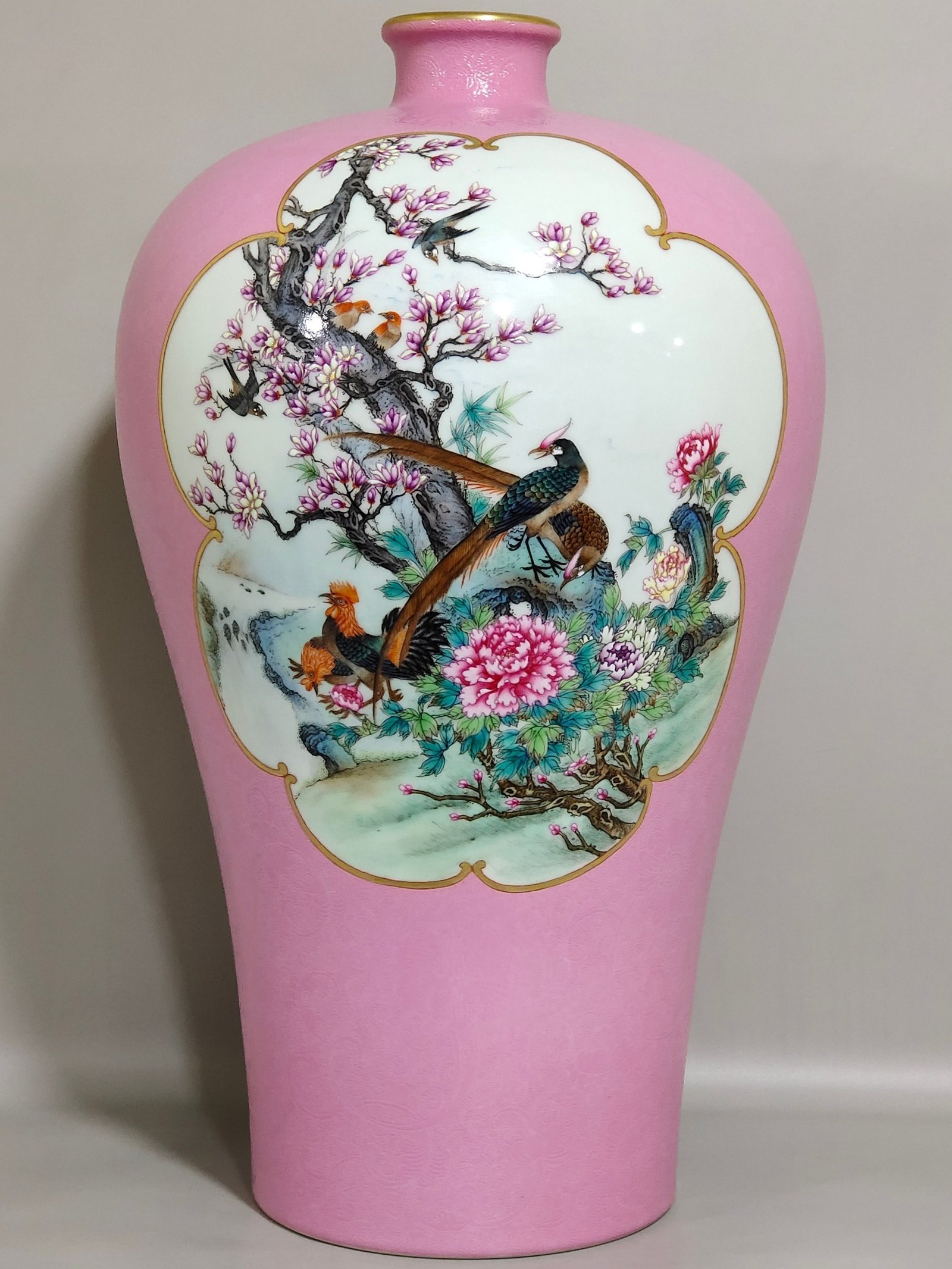 Qing Dynasty Yongzheng rouge powder rolled window five letter plum vase
