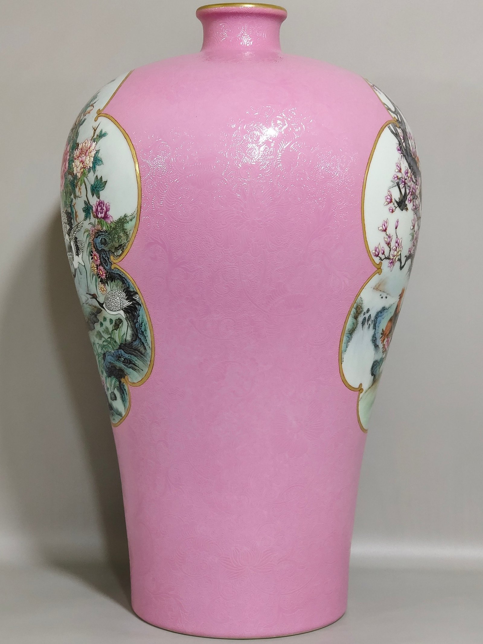 Qing Dynasty Yongzheng rouge powder rolled window five letter plum vase