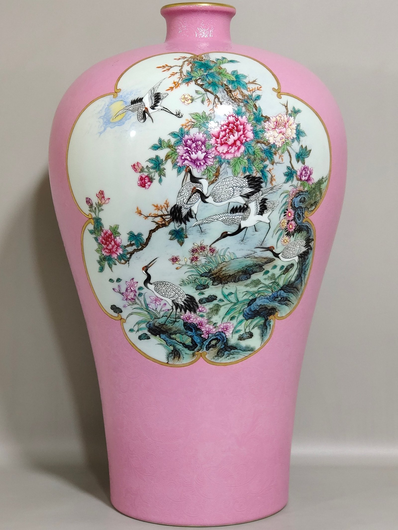 Qing Dynasty Yongzheng rouge powder rolled window five letter plum vase