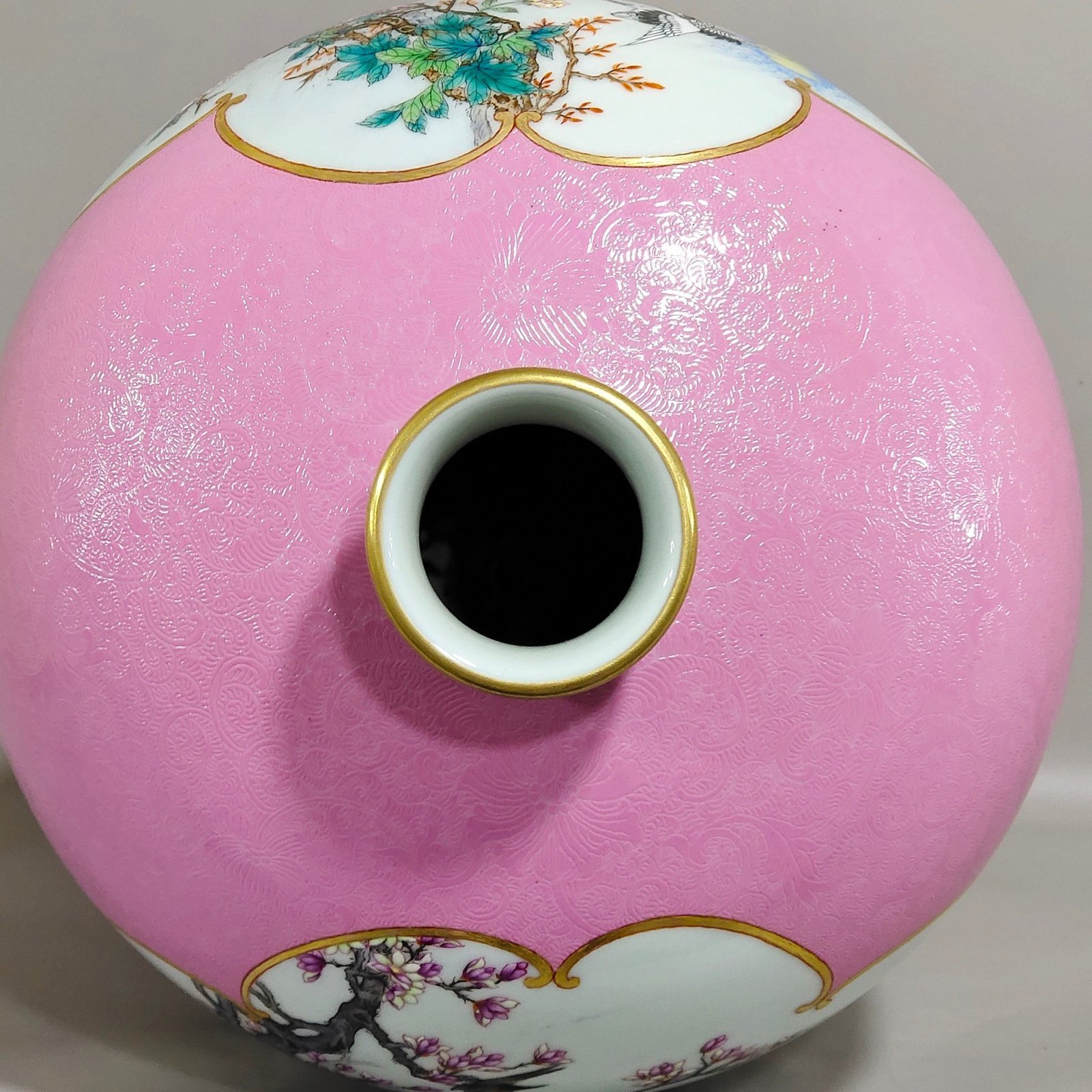Qing Dynasty Yongzheng rouge powder rolled window five letter plum vase