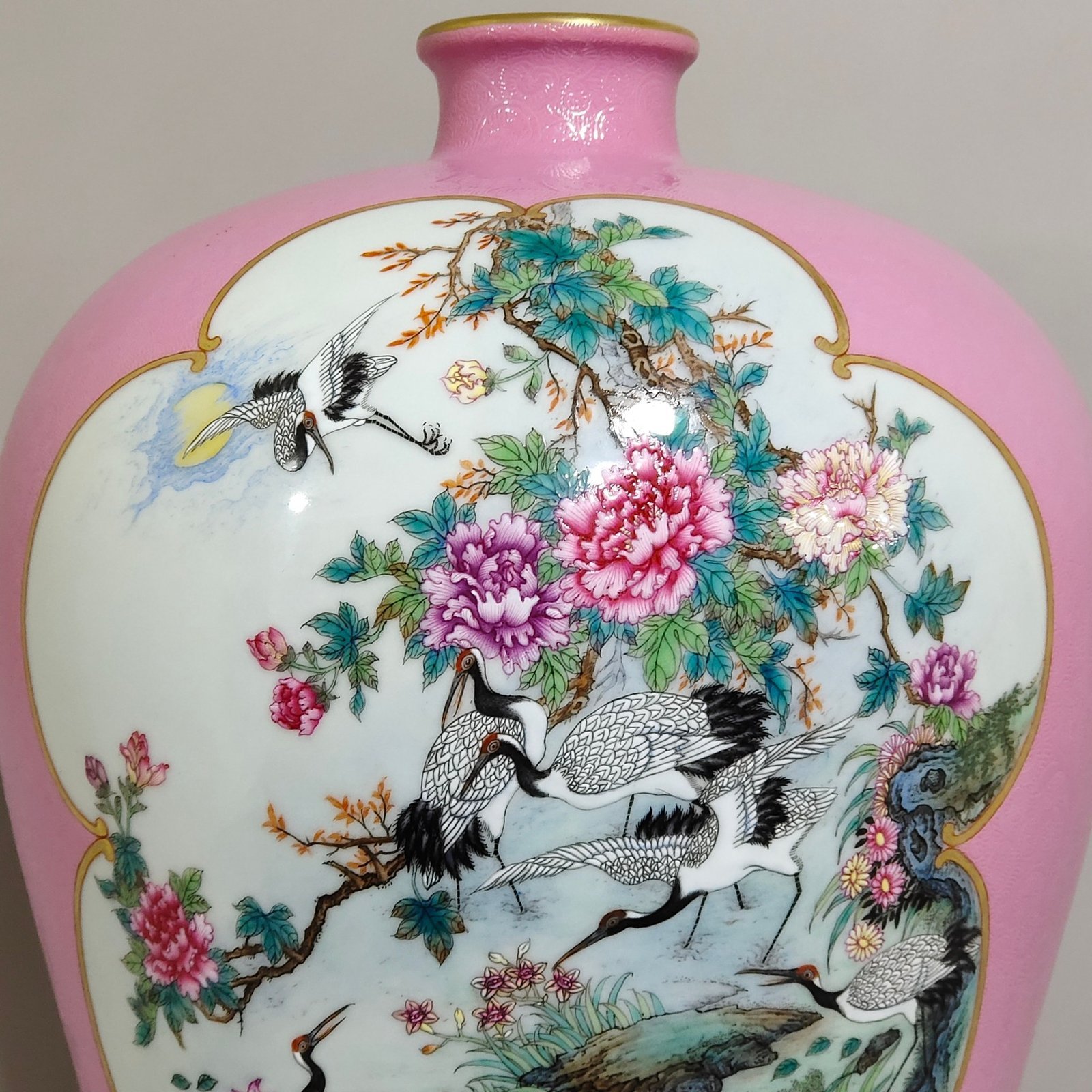 Qing Dynasty Yongzheng rouge powder rolled window five letter plum vase