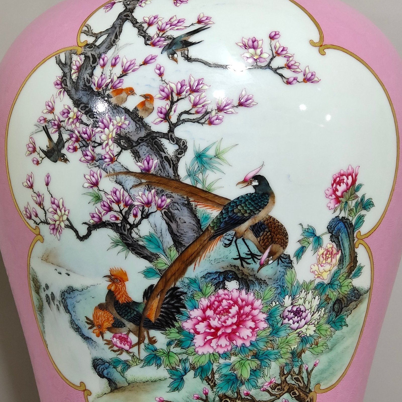 Qing Dynasty Yongzheng rouge powder rolled window five letter plum vase