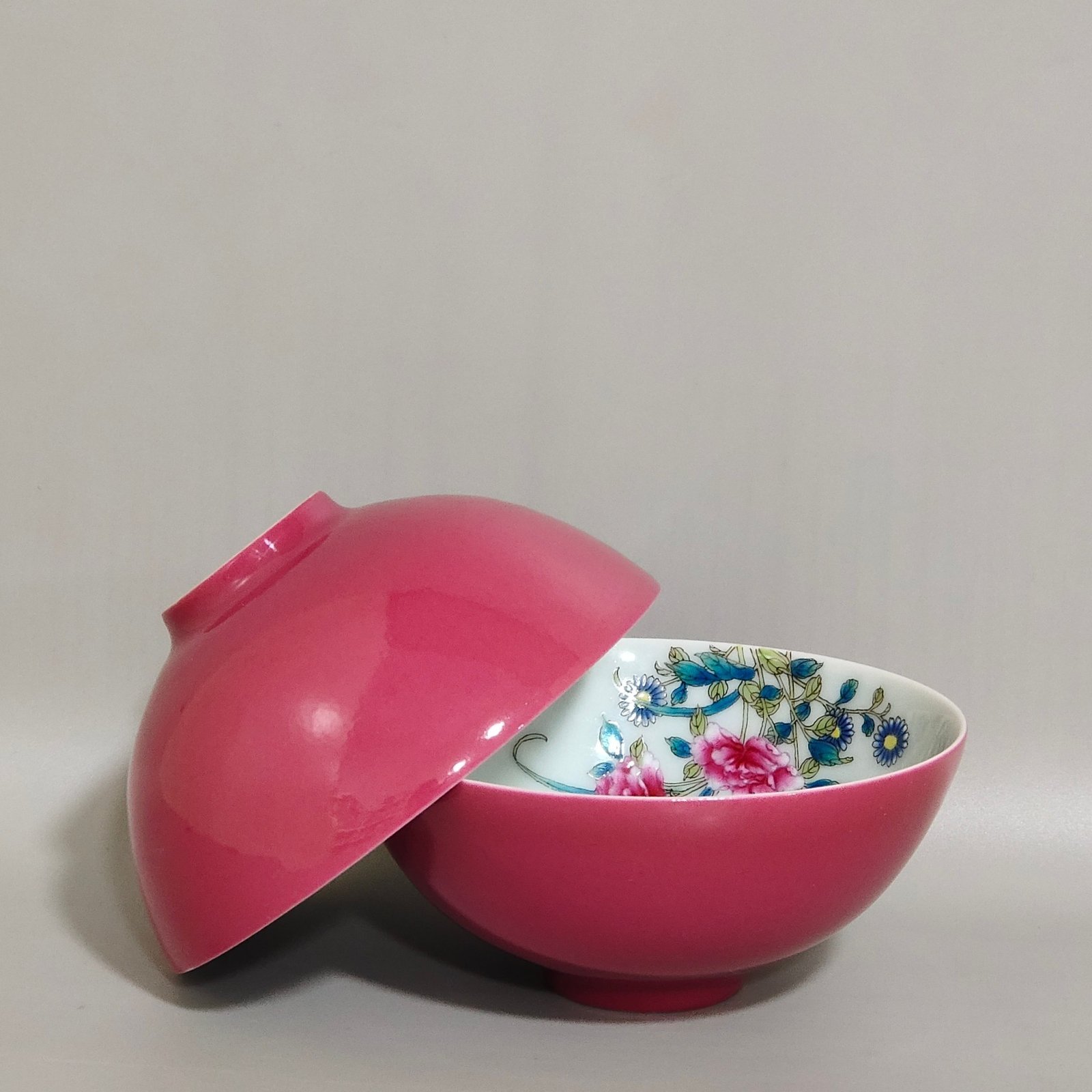 Qing Dynasty Yongzheng rouge red tea round with flowers and bees inside
