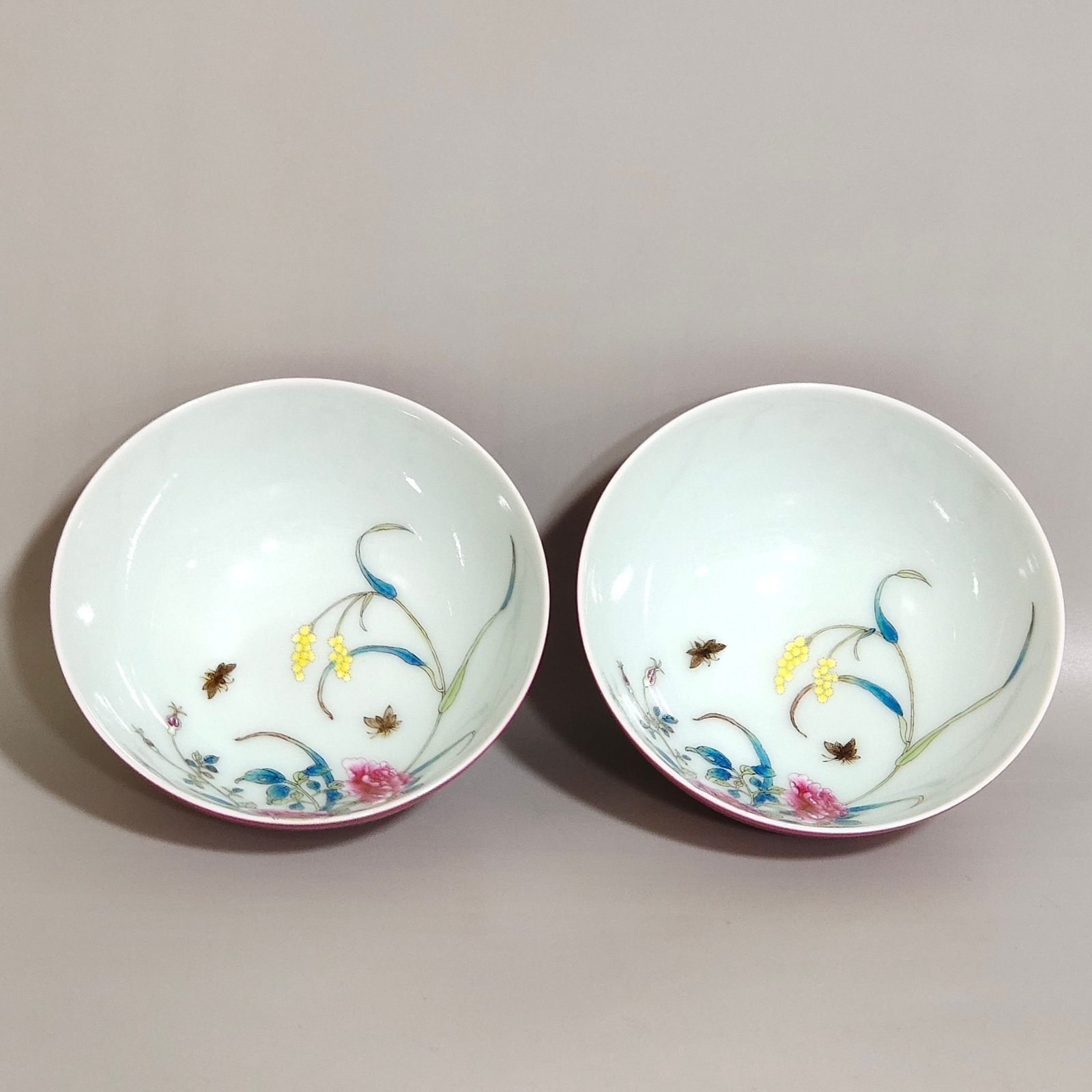 Qing Dynasty Yongzheng rouge red tea round with flowers and bees inside