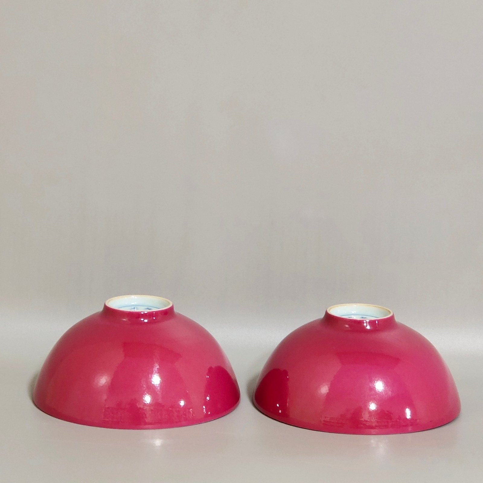Qing Dynasty Yongzheng rouge red tea round with flowers and bees inside