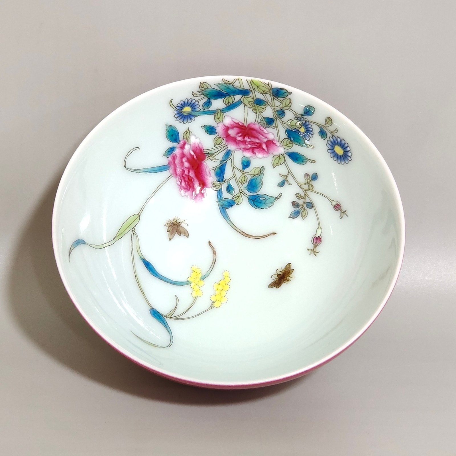 Qing Dynasty Yongzheng rouge red tea round with flowers and bees inside