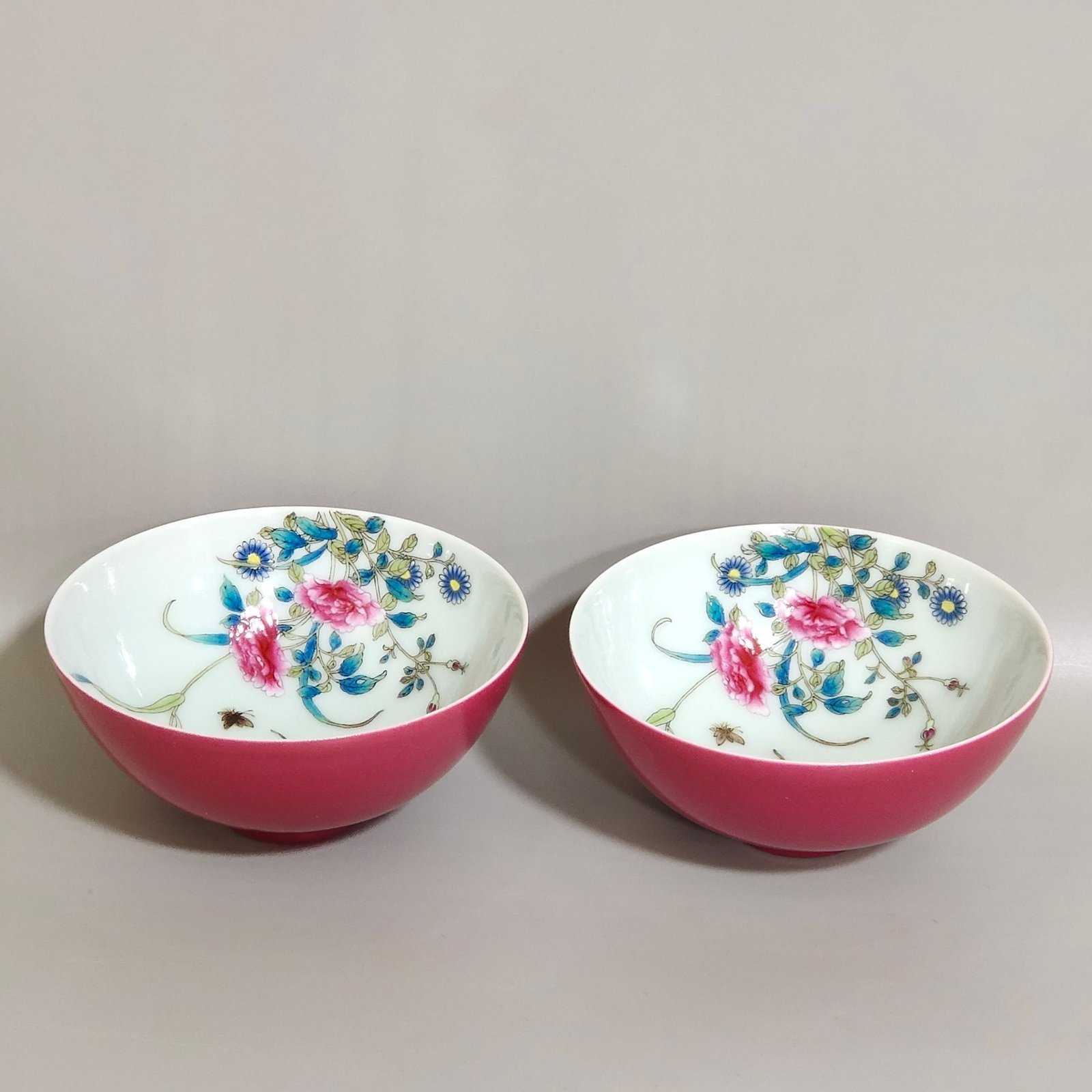 Qing Dynasty Yongzheng rouge red tea round with flowers and bees inside