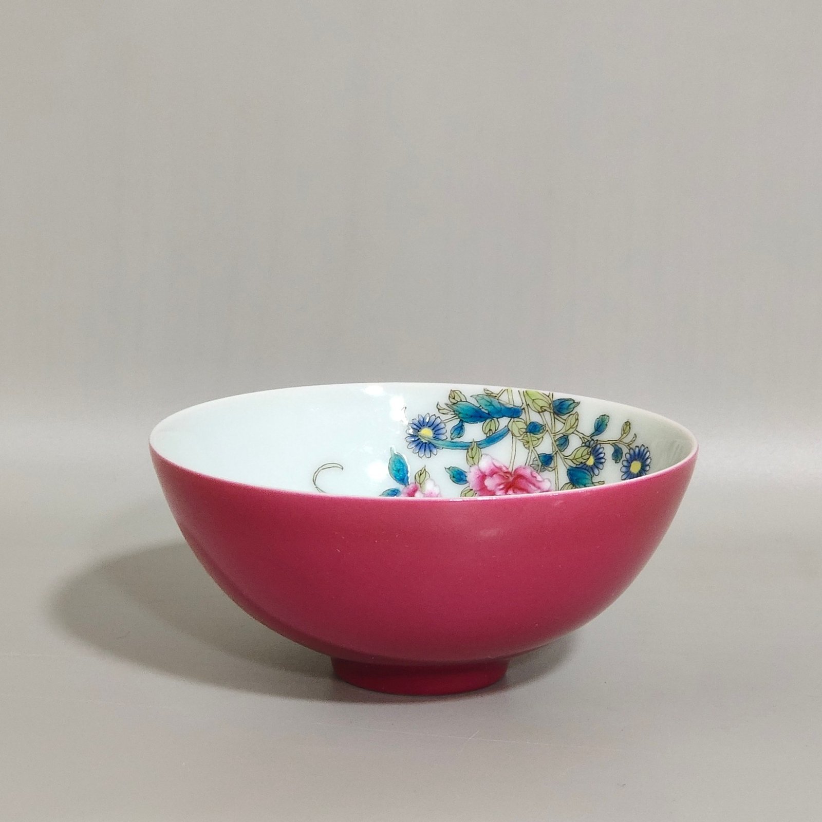 Qing Dynasty Yongzheng rouge red tea round with flowers and bees inside