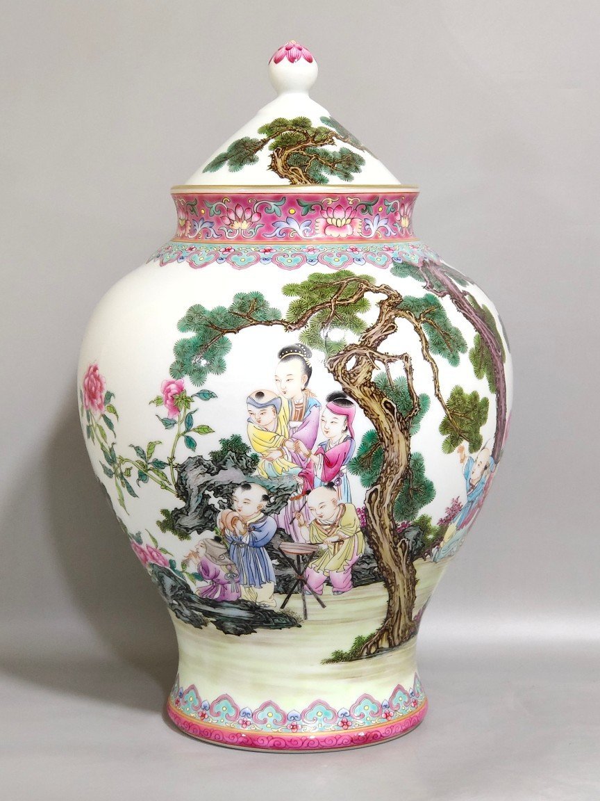 Qing Dynasty Yongzheng rouge red lady's tape cover jar