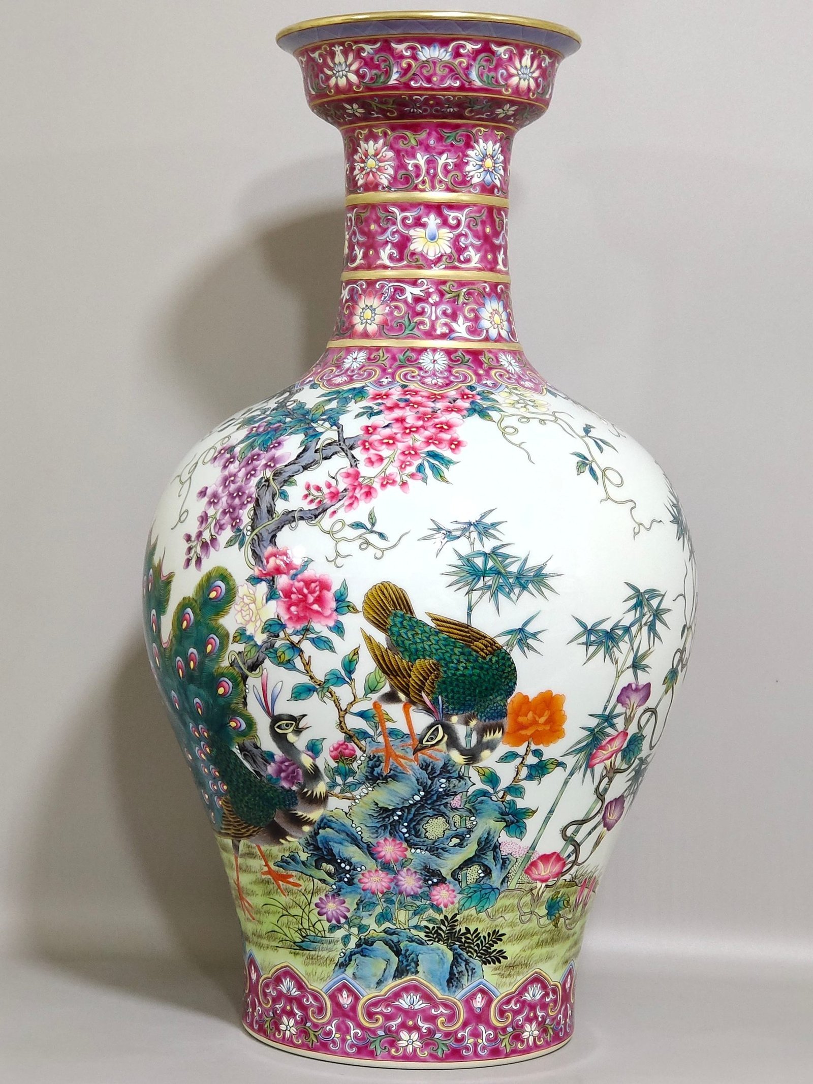 Qing Dynasty Yongzheng Carmine Peacock Spreading Spiral Vase