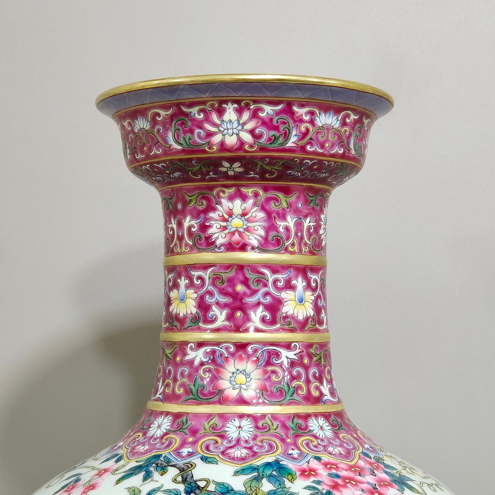 Qing Dynasty Yongzheng Carmine Peacock Spreading Spiral Vase