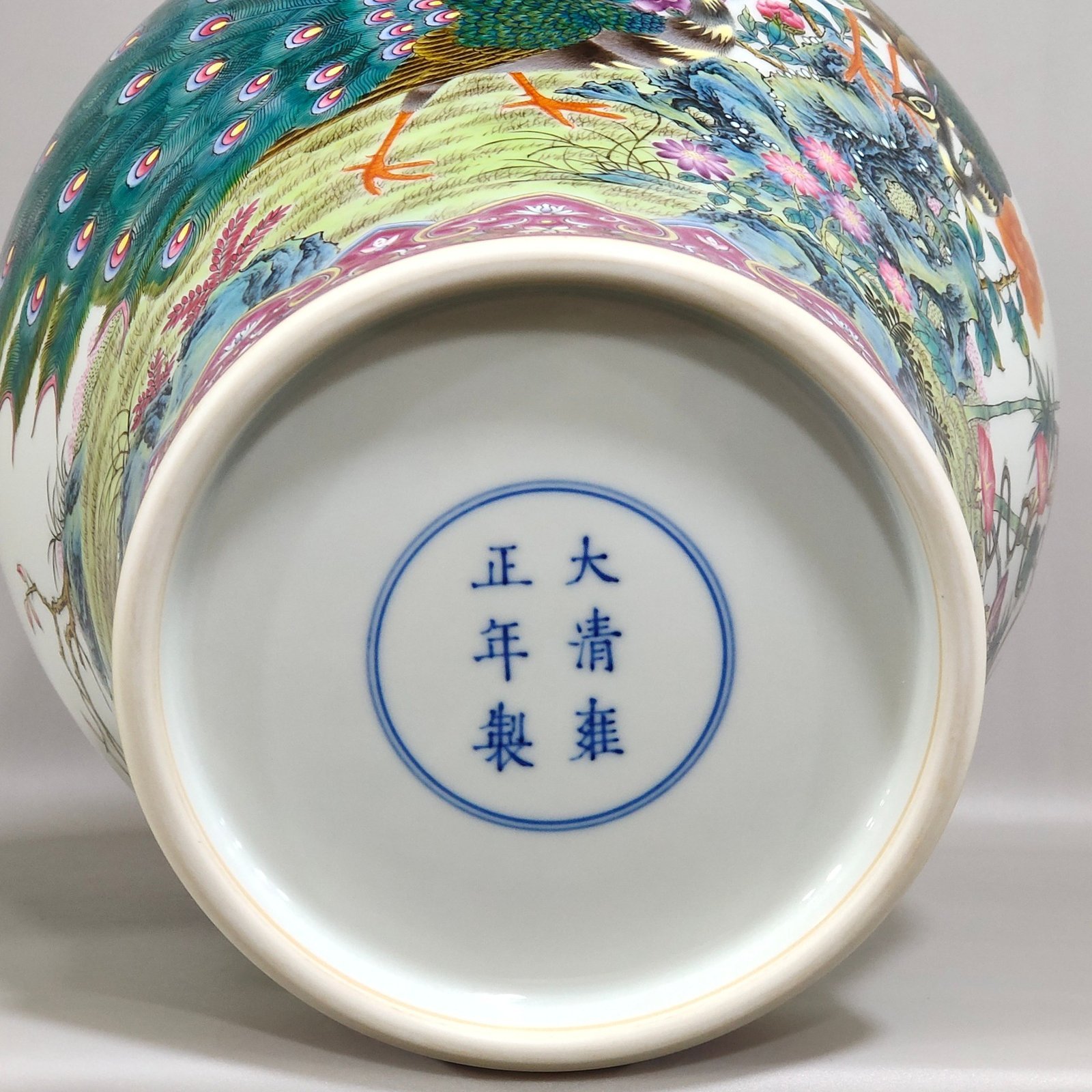 Qing Dynasty Yongzheng Carmine Peacock Spreading Spiral Vase