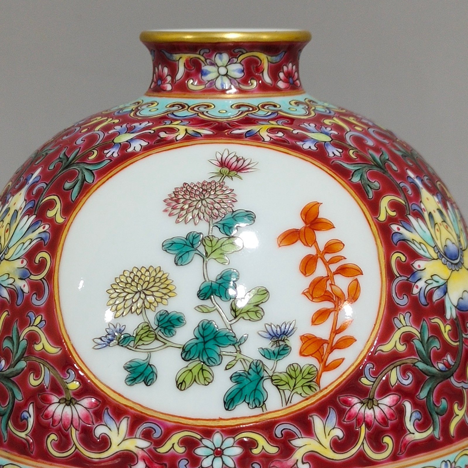 Qing Dynasty Yongzheng rouge ground windowed Sanqiu chrysanthemum Taibai statue