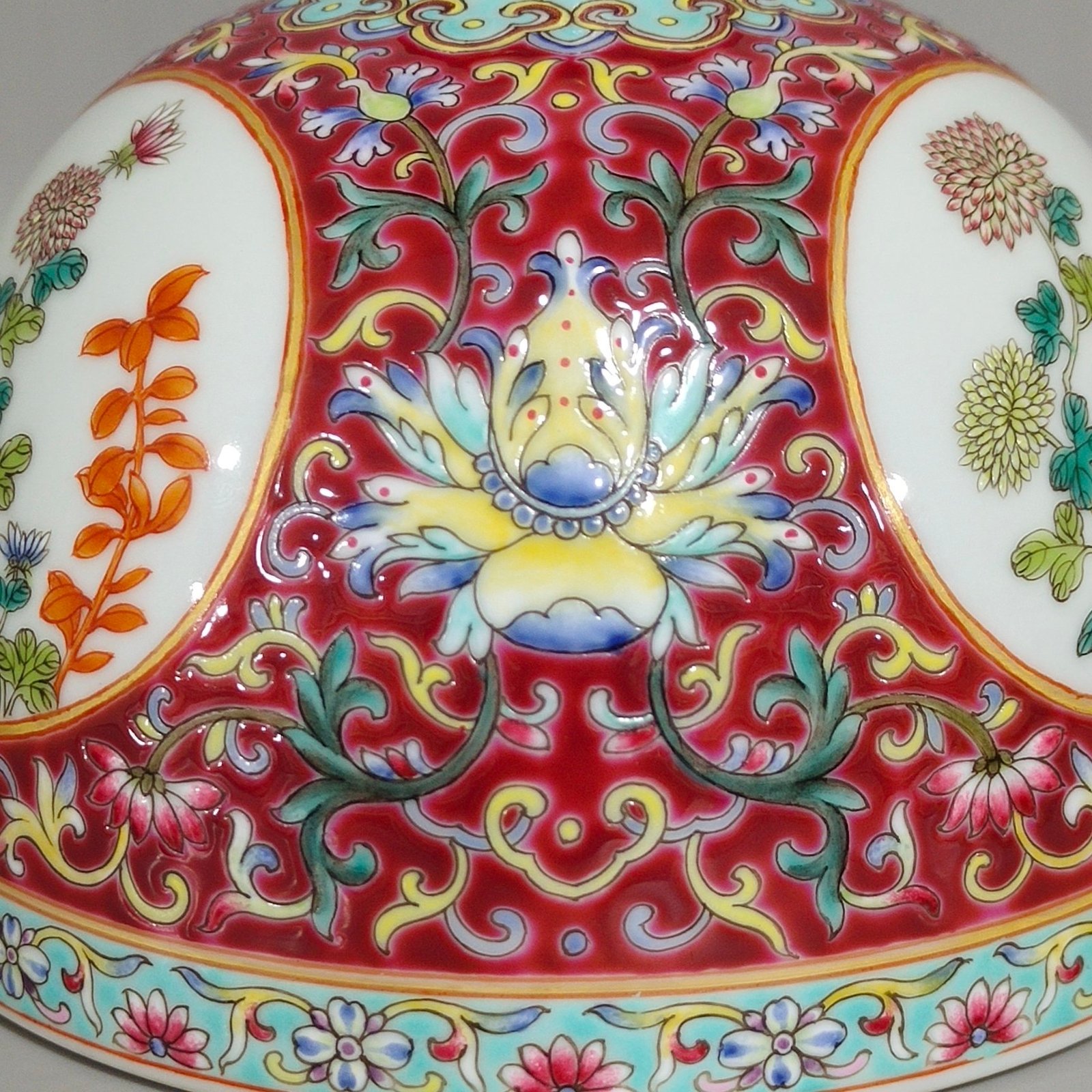 Qing Dynasty Yongzheng rouge ground windowed Sanqiu chrysanthemum Taibai statue