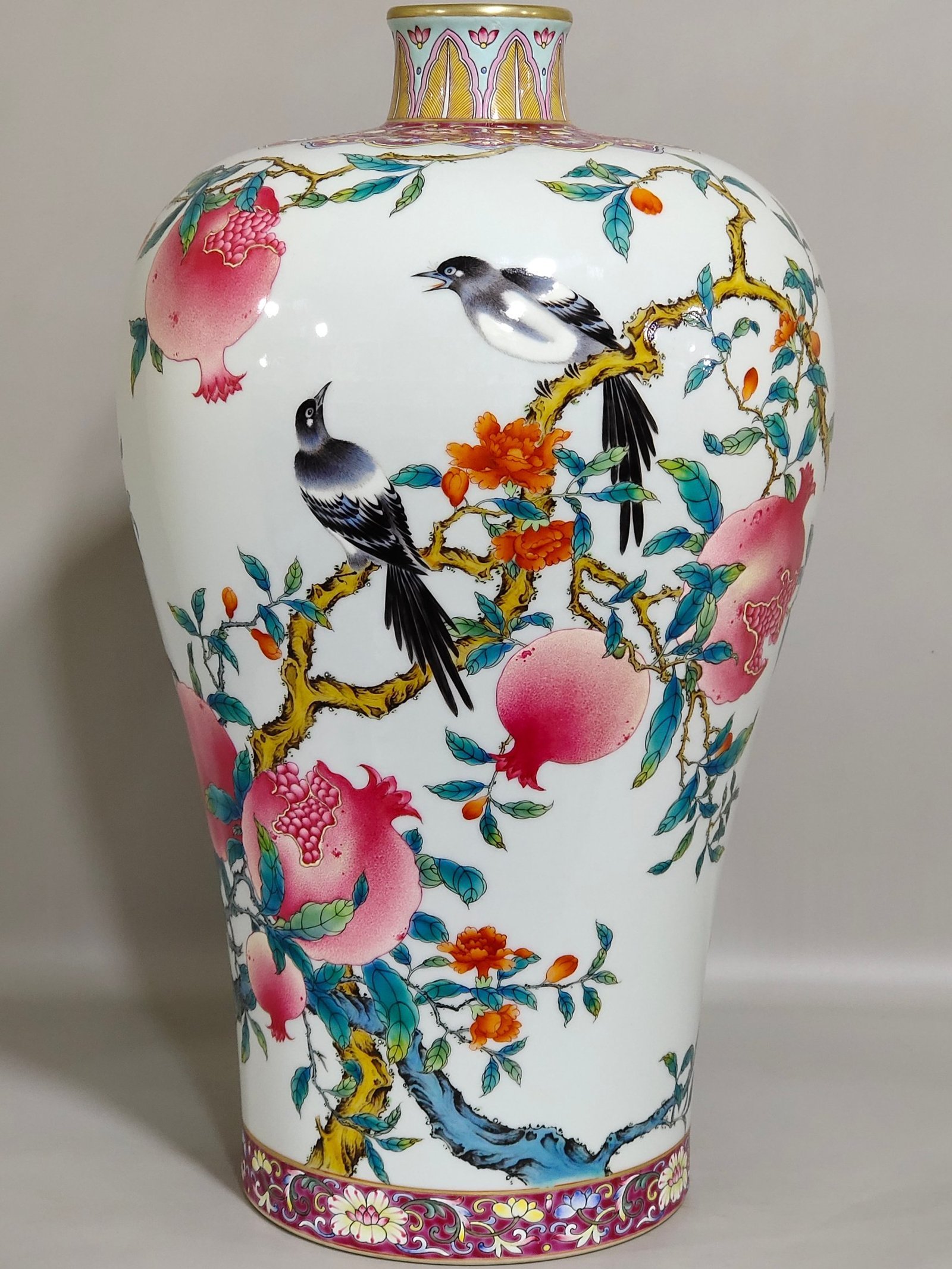 Qing Dynasty Yongzheng rouge red magpie pomegranate plum vase