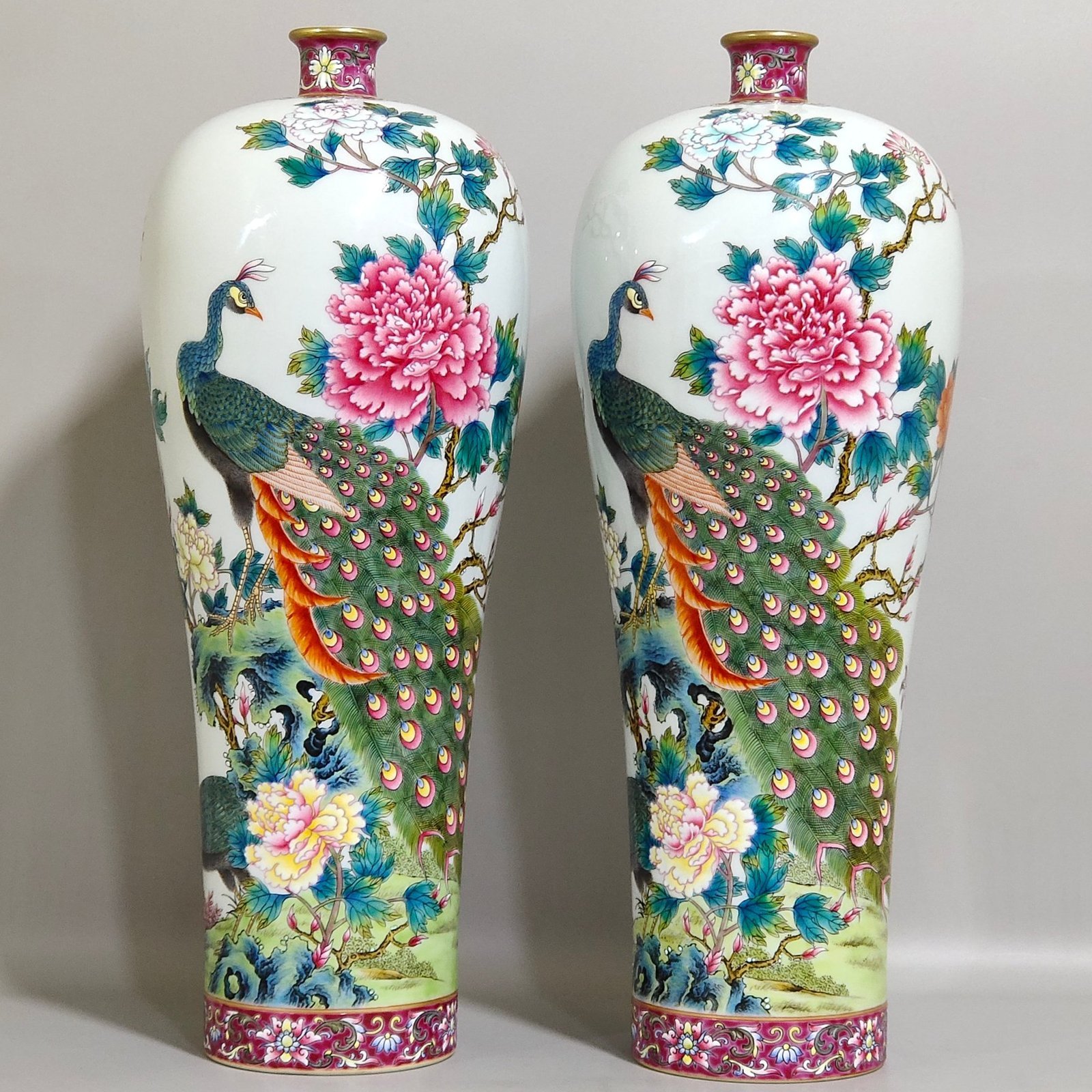 Qing Dynasty Yongzheng rouge red field edge peacock spreads its tail and inscribes a poem plum vase