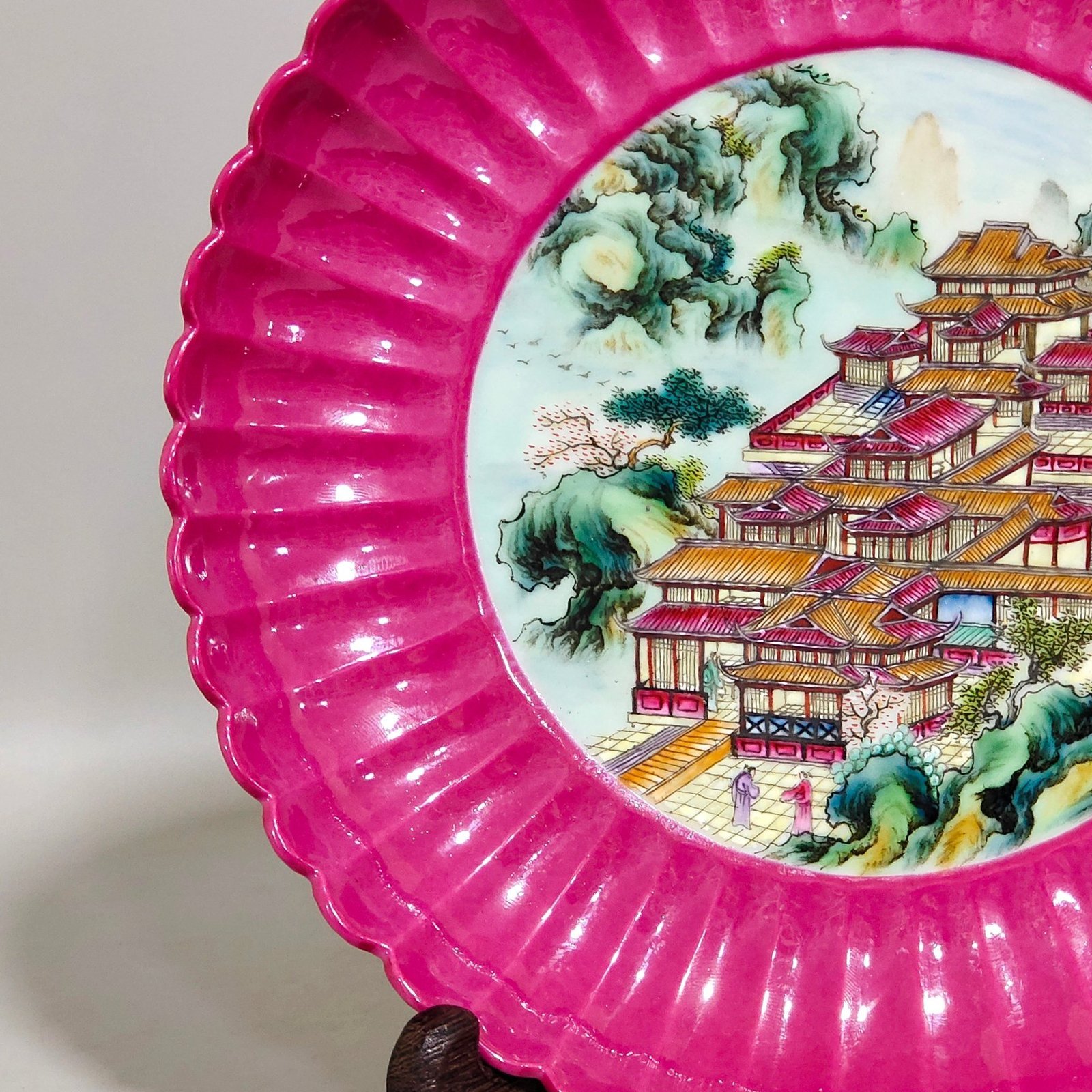 Qing Dynasty Yongzheng rouge red landscape attic melon edge plate