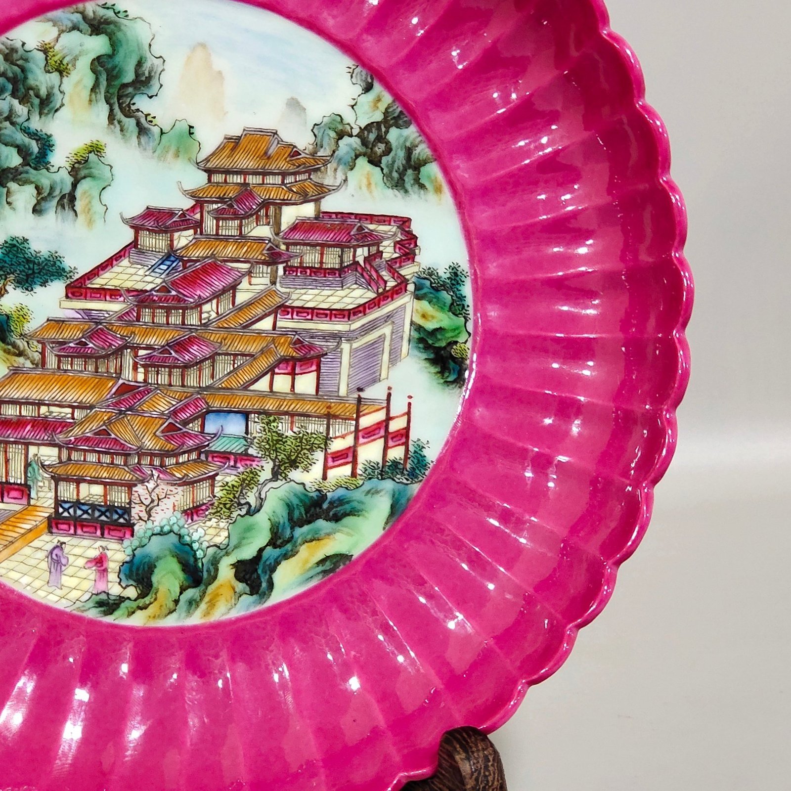 Qing Dynasty Yongzheng rouge red landscape attic melon edge plate