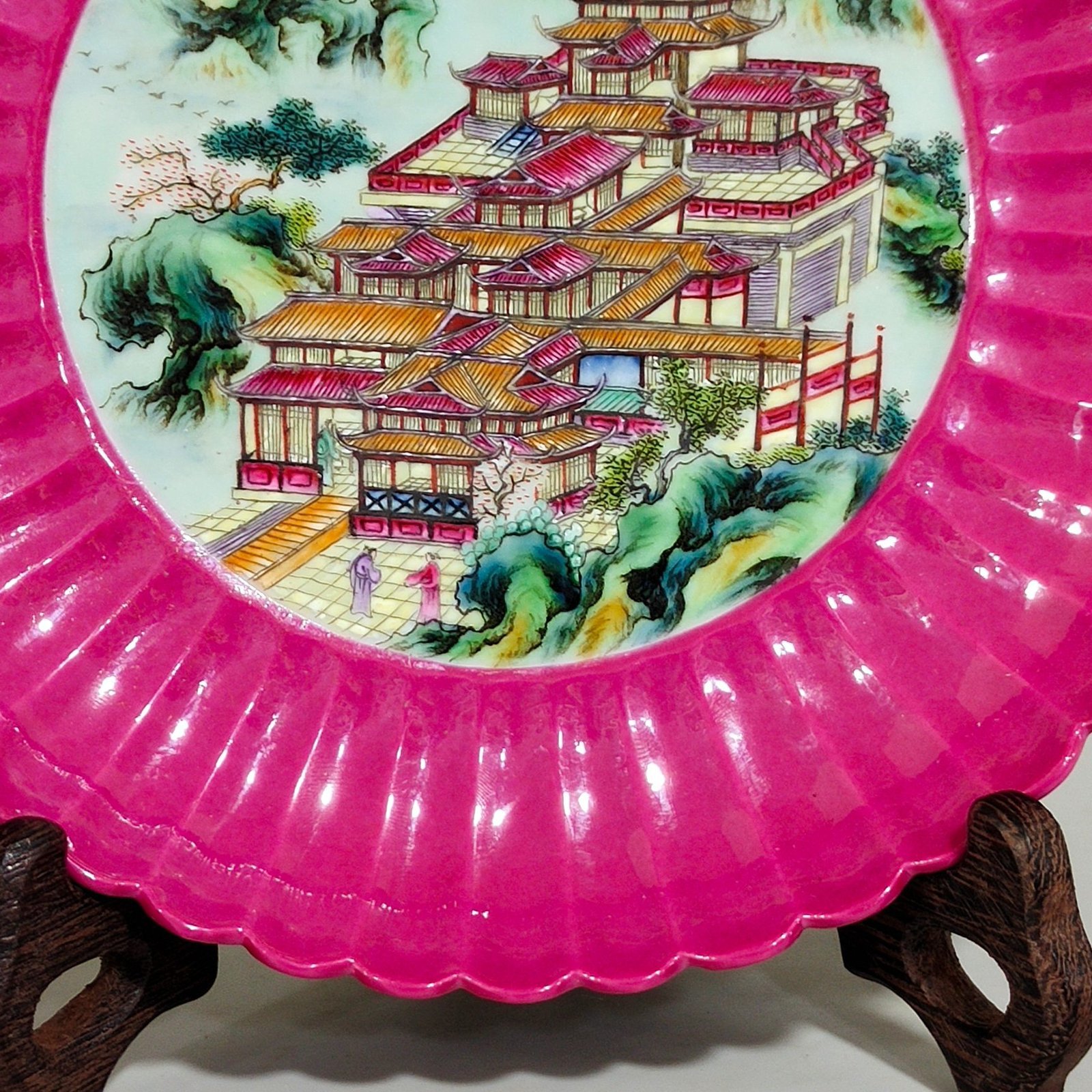 Qing Dynasty Yongzheng rouge red landscape attic melon edge plate