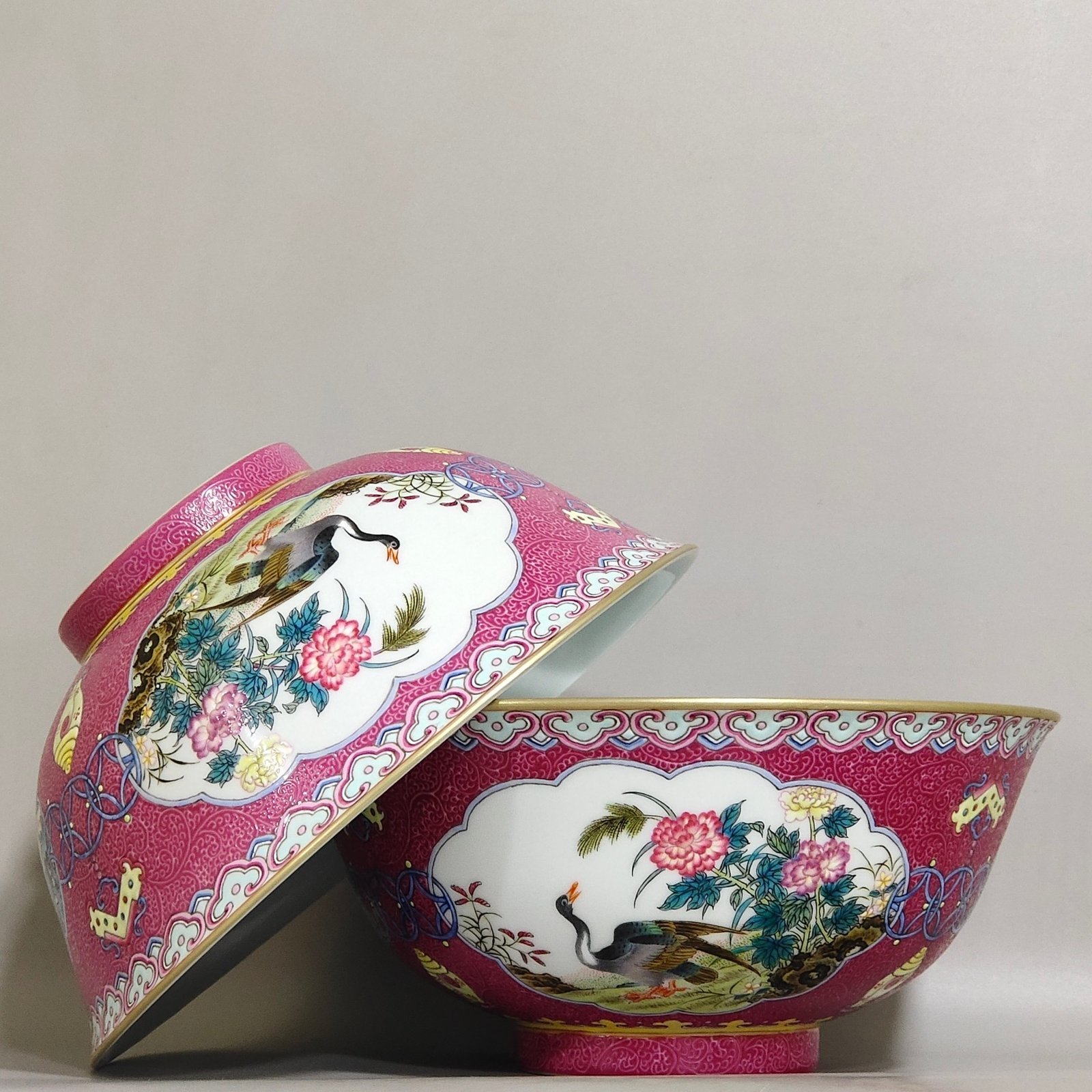 Qing Dynasty Yongzheng rouge red grilled flower bowl with five blessings and five blessings on the inside