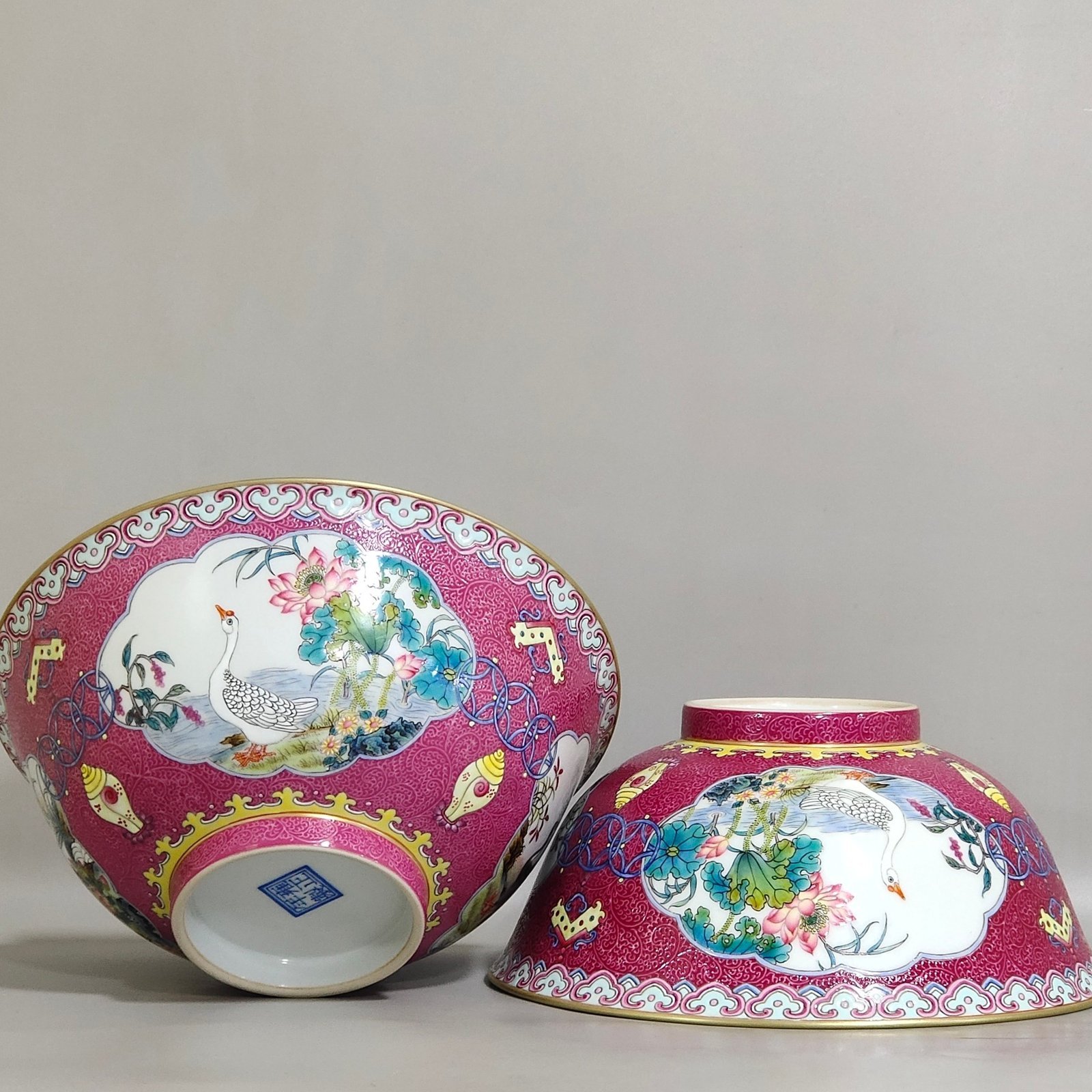 Qing Dynasty Yongzheng rouge red grilled flower bowl with five blessings and five blessings on the inside