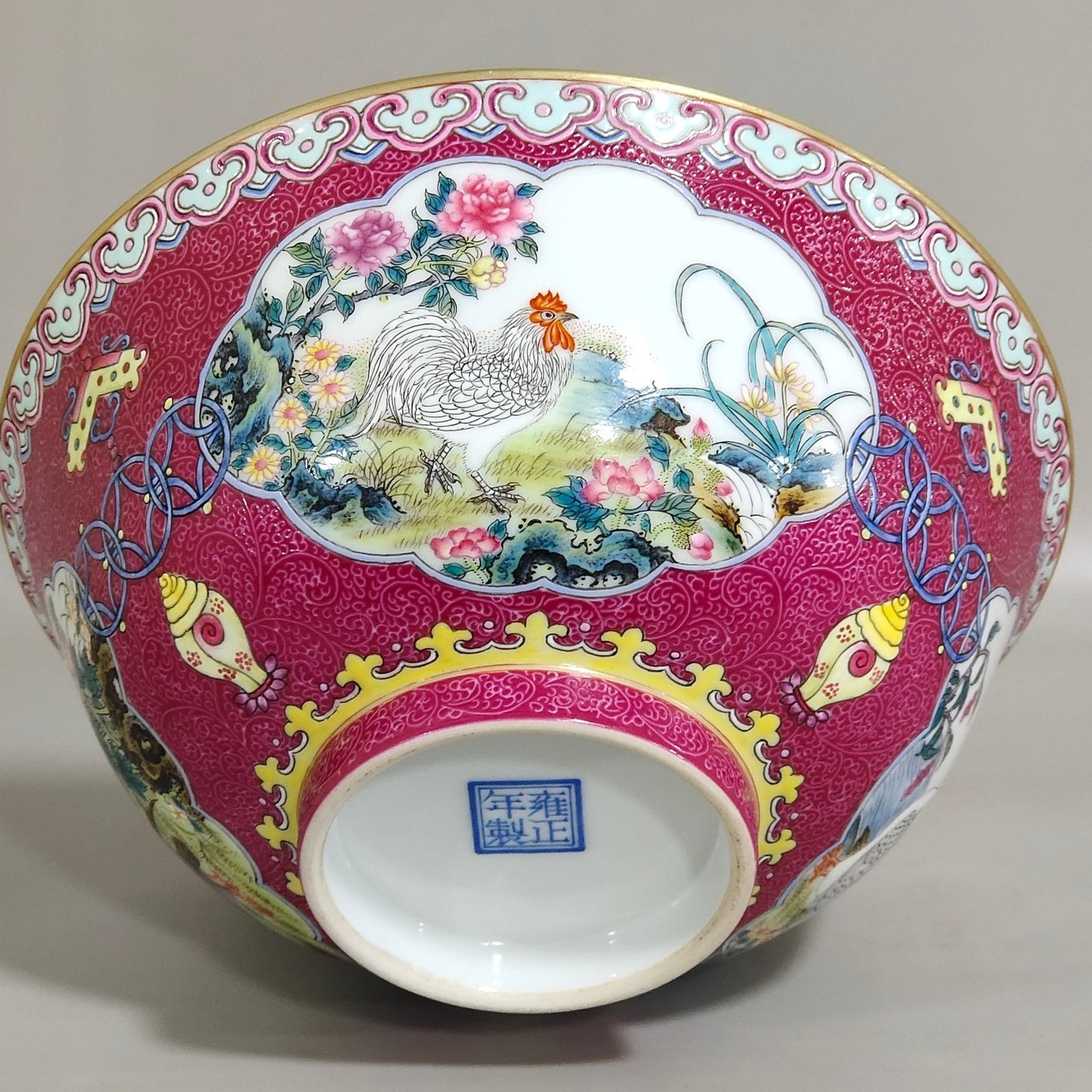 Qing Dynasty Yongzheng rouge red grilled flower bowl with five blessings and five blessings on the inside