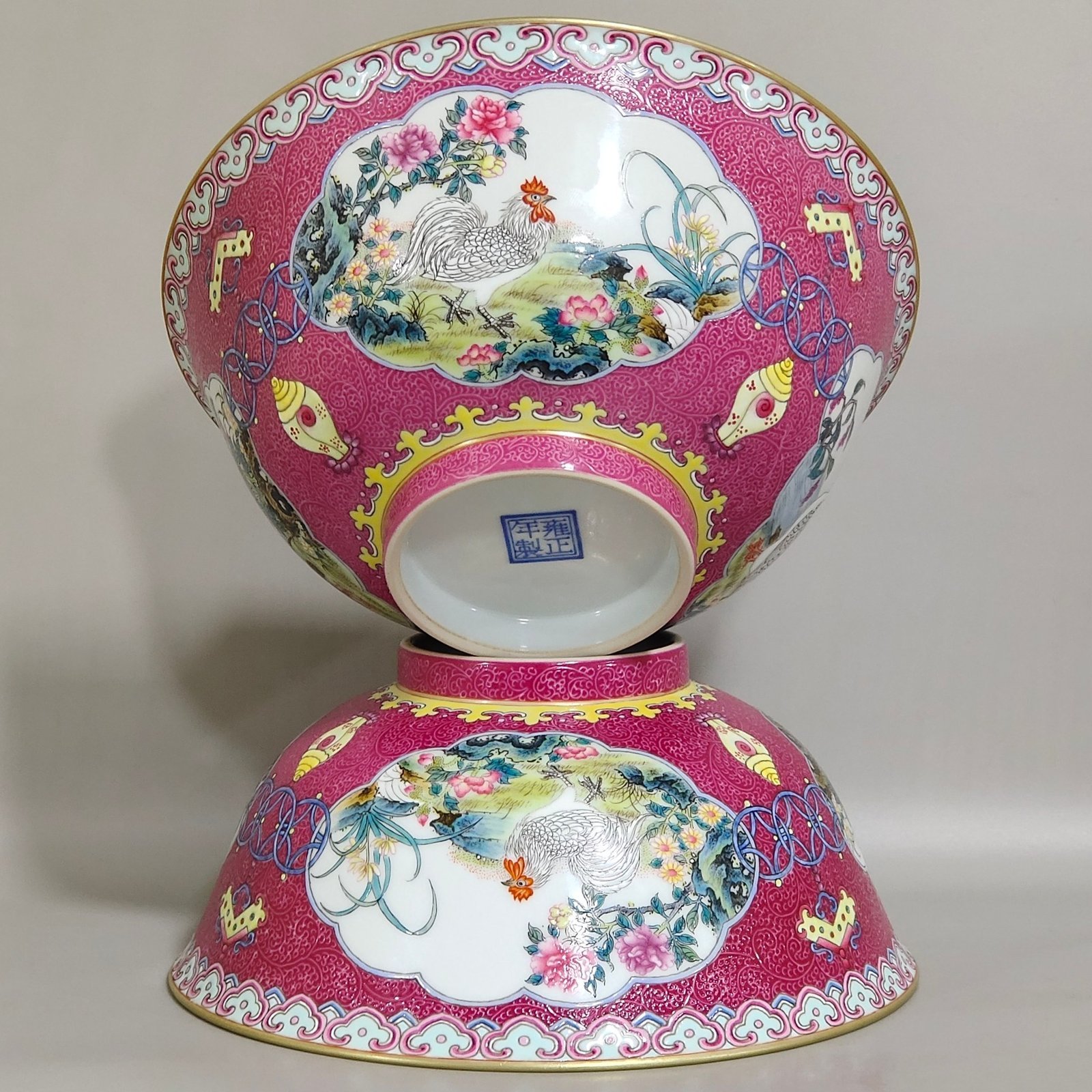 Qing Dynasty Yongzheng rouge red grilled flower bowl with five blessings and five blessings on the inside