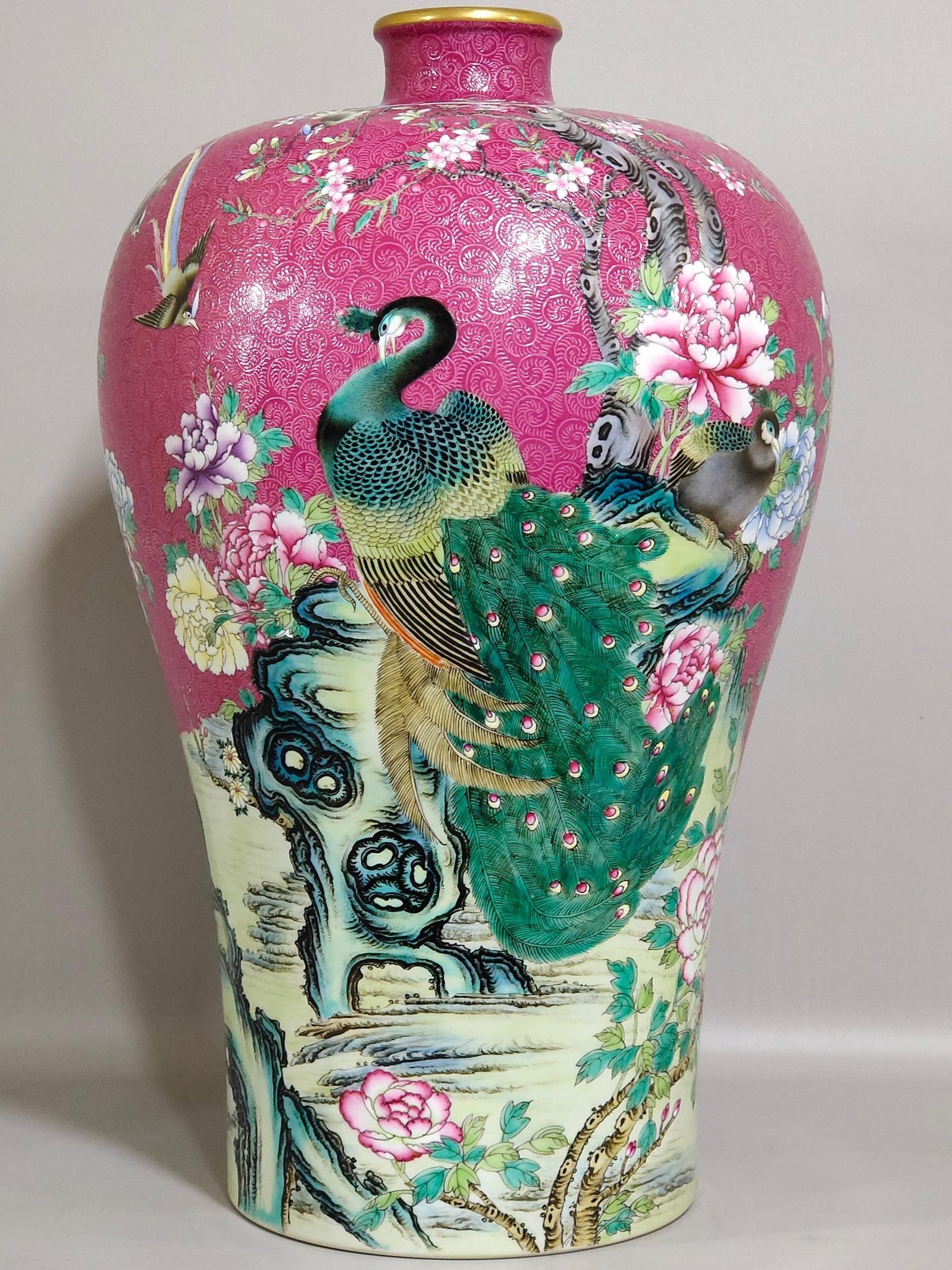 Qing Dynasty Yongzheng rouge red flowered peacock plum vase