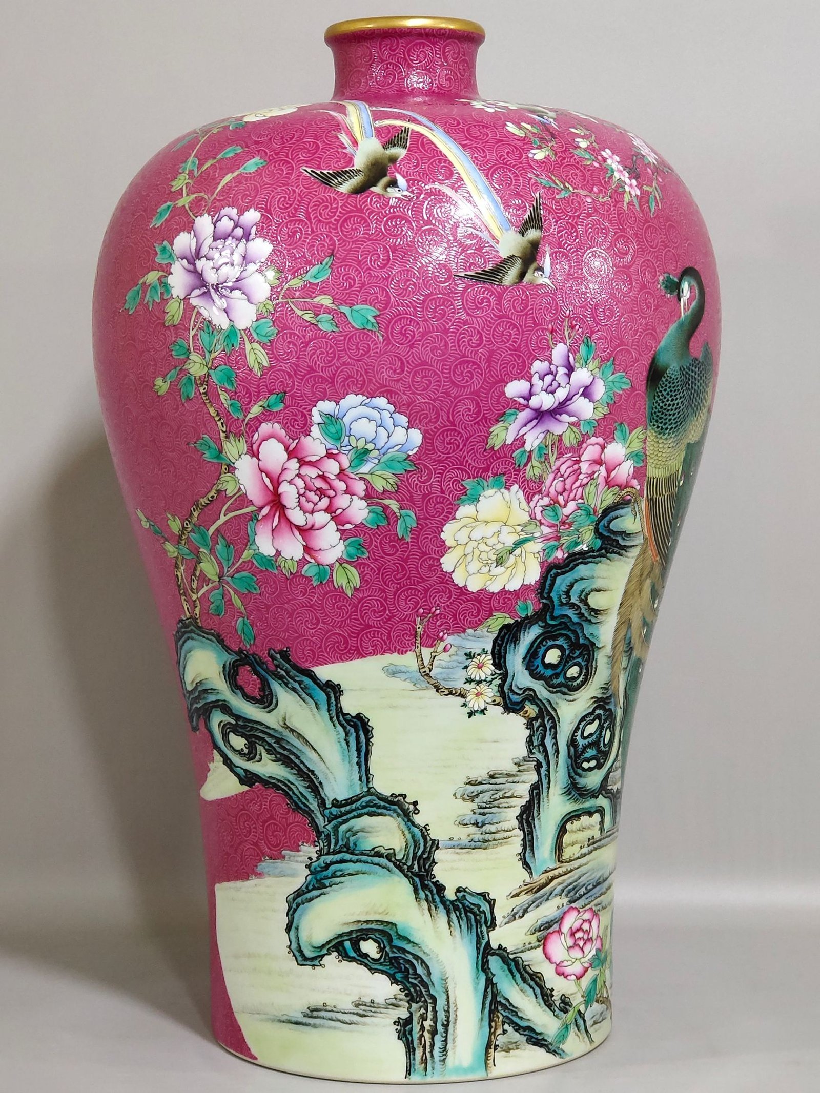 Qing Dynasty Yongzheng rouge red flowered peacock plum vase