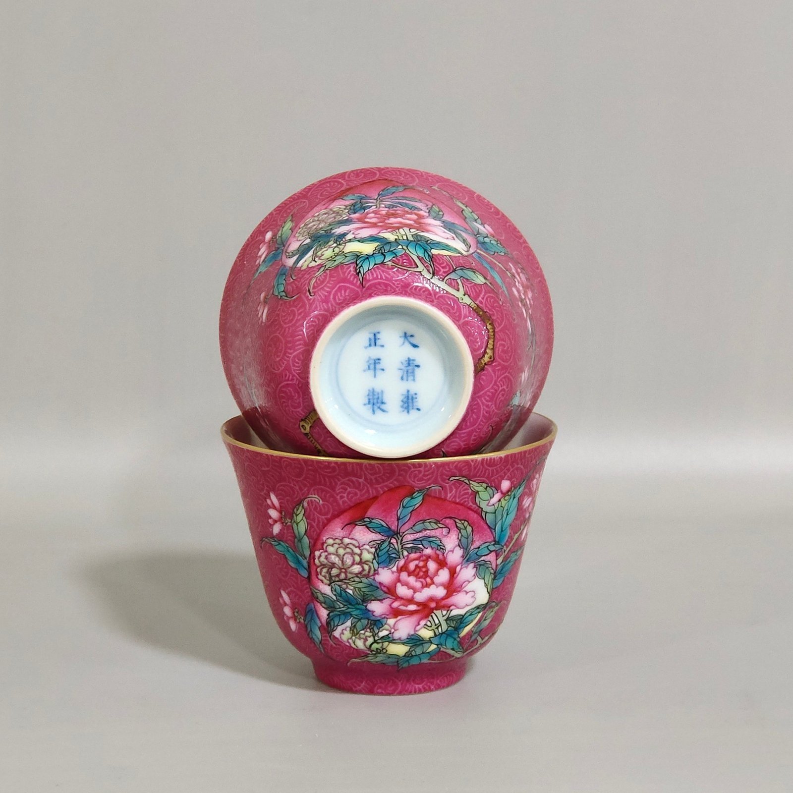 Qing Dynasty Yongzheng rouge red peach flower cup