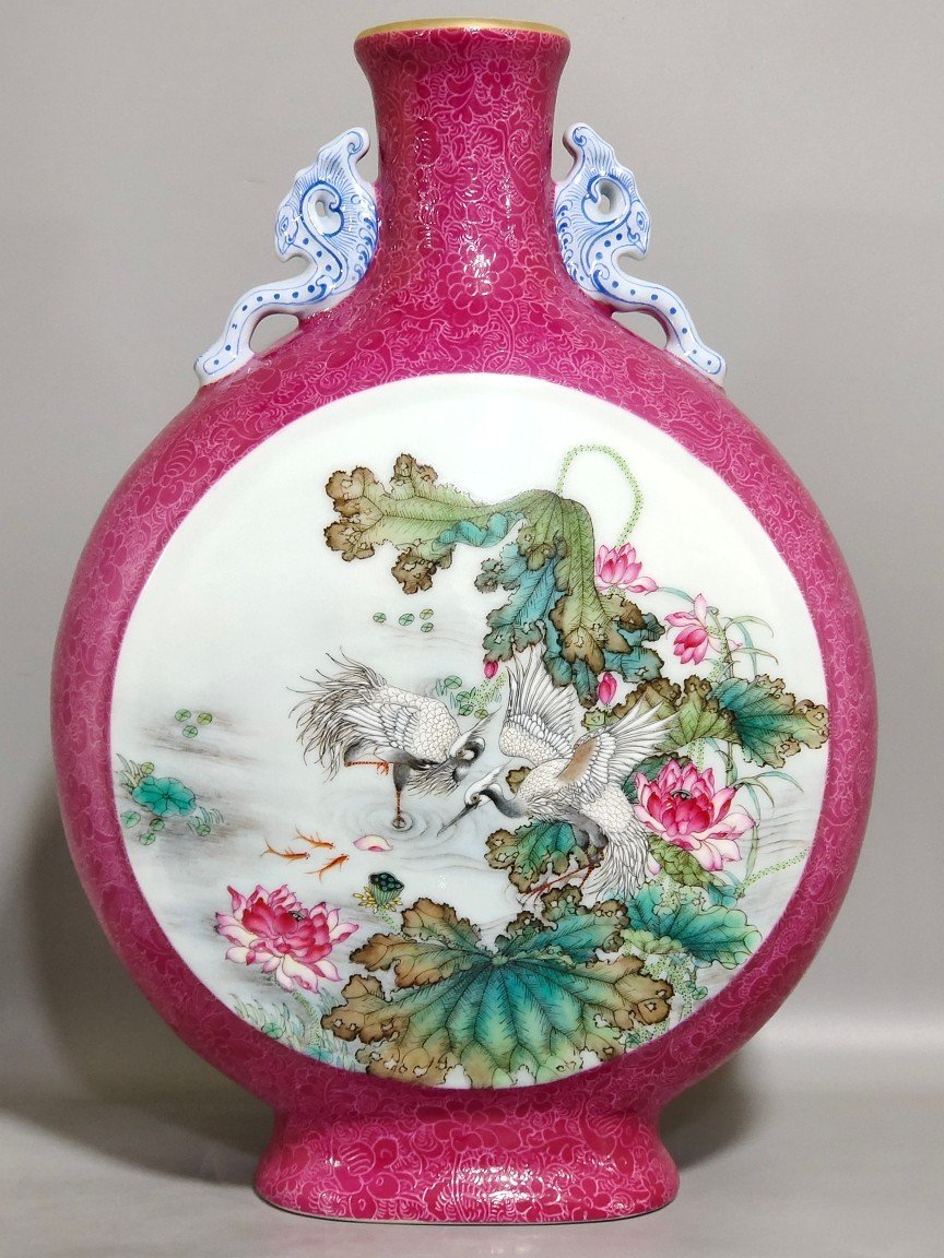 Qing Dynasty Yongzheng rouge red flower opened window moon holding vase