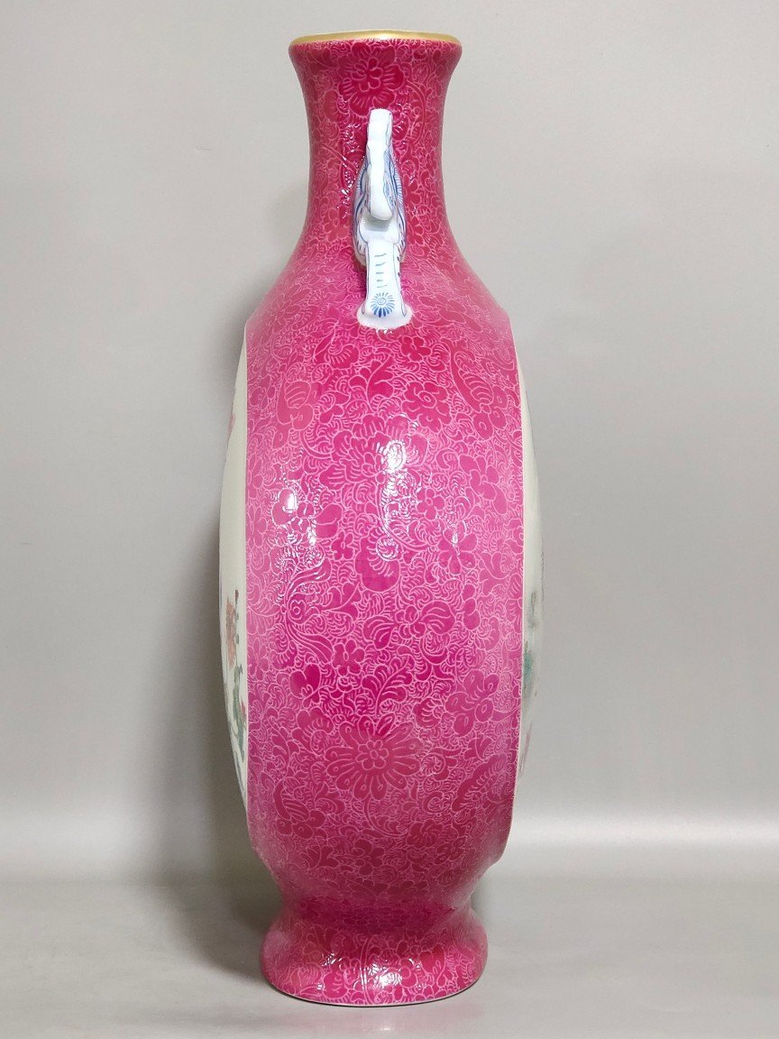 Qing Dynasty Yongzheng rouge red flower opened window moon holding vase