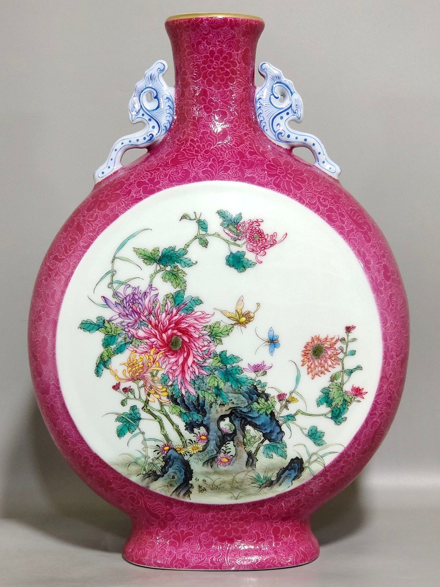 Qing Dynasty Yongzheng rouge red flower opened window moon holding vase
