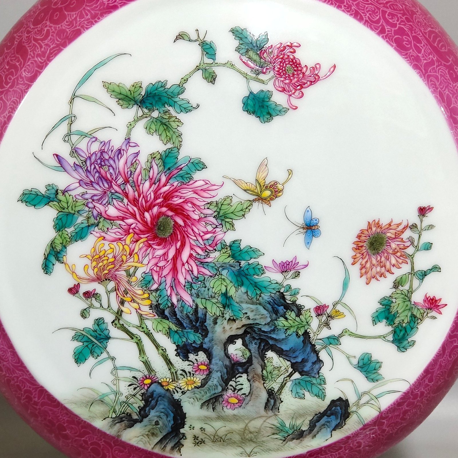 Qing Dynasty Yongzheng rouge red flower opened window moon holding vase