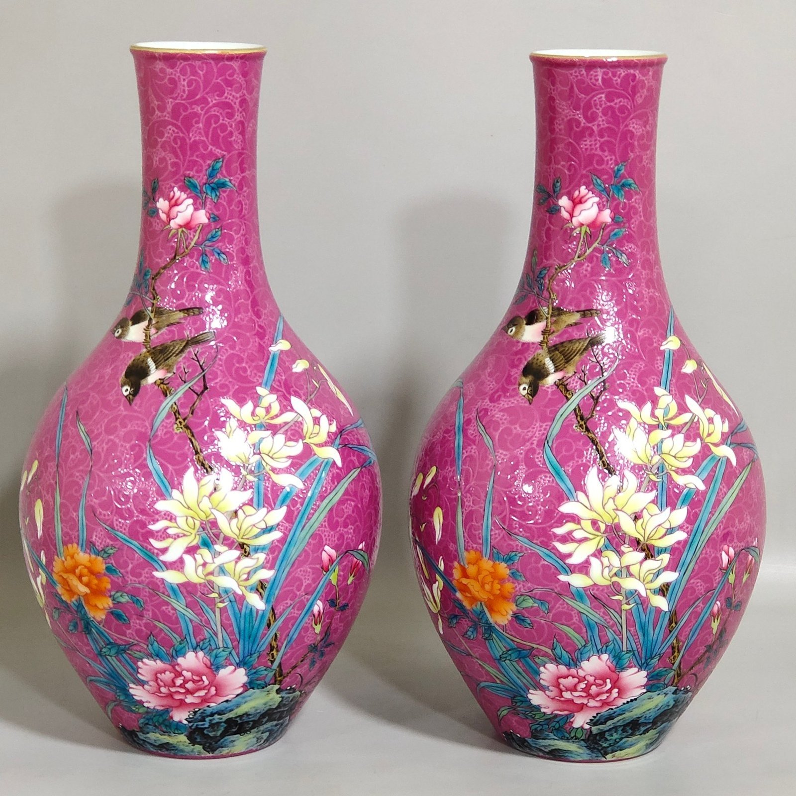 Qing Dynasty Yongzheng rouge red flower and bird olive vase