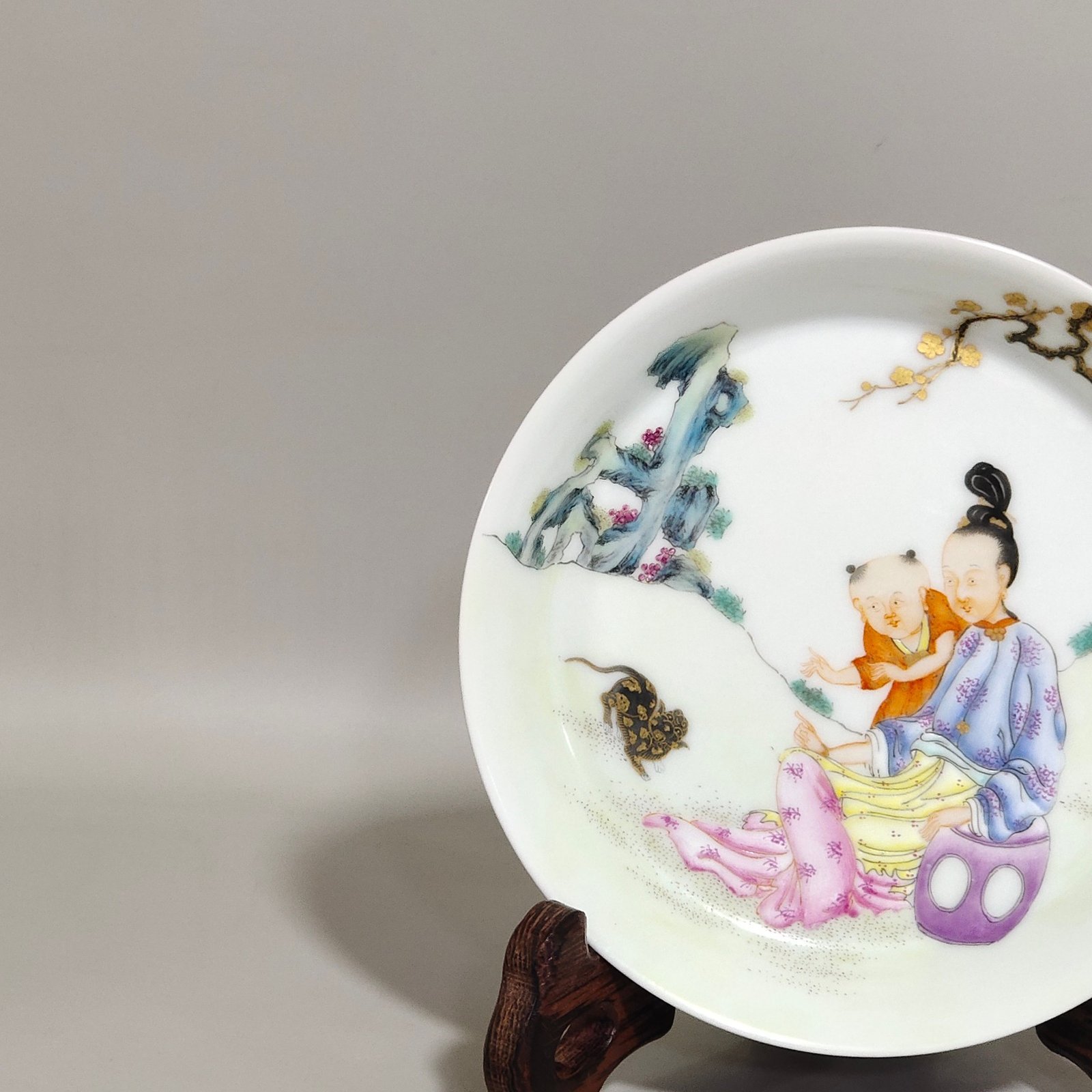 Qing Dynasty Yongzheng rouge red godson picture plate